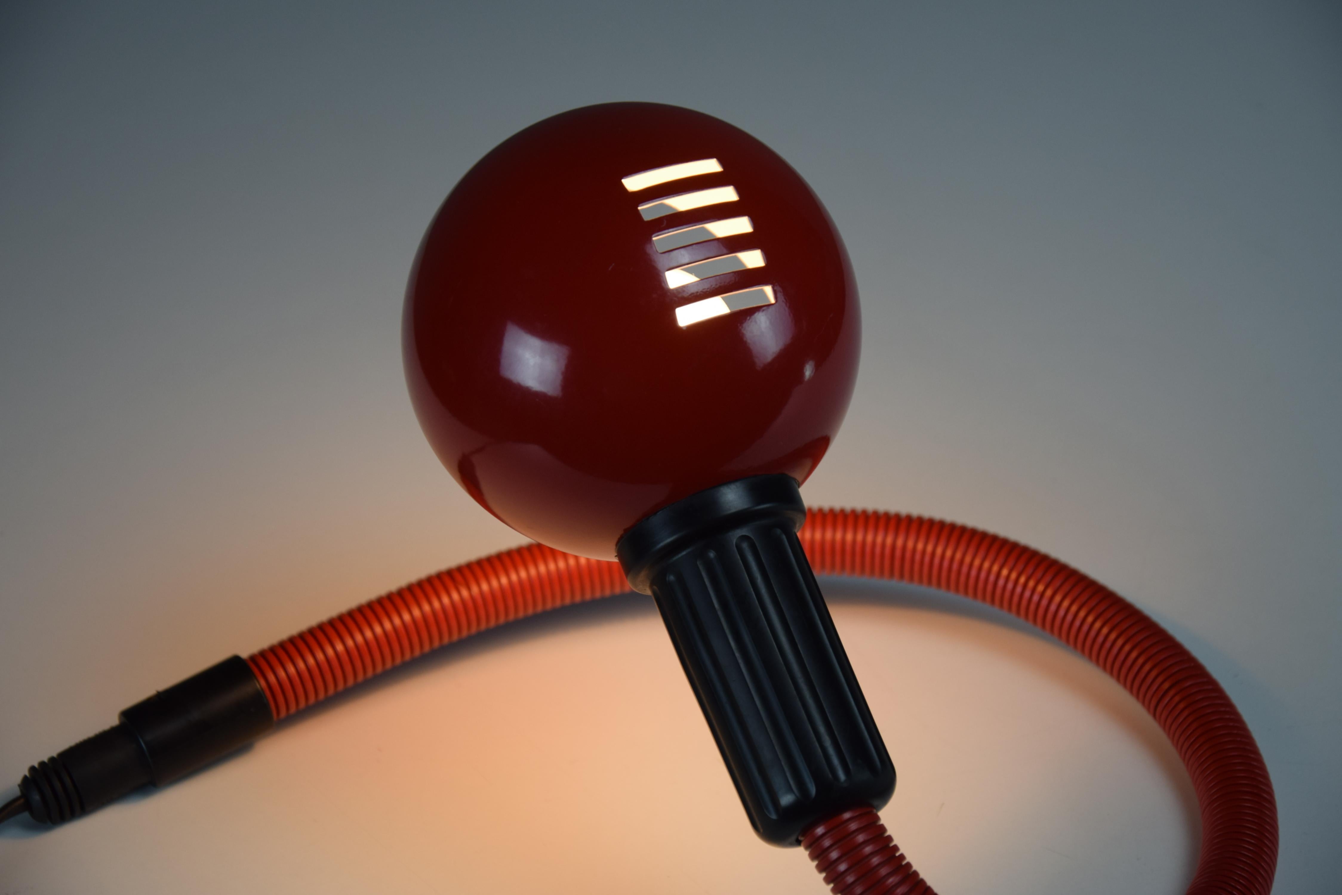 Lampe de table Hebi rouge conçue par Isao Hosoe en vente 3
