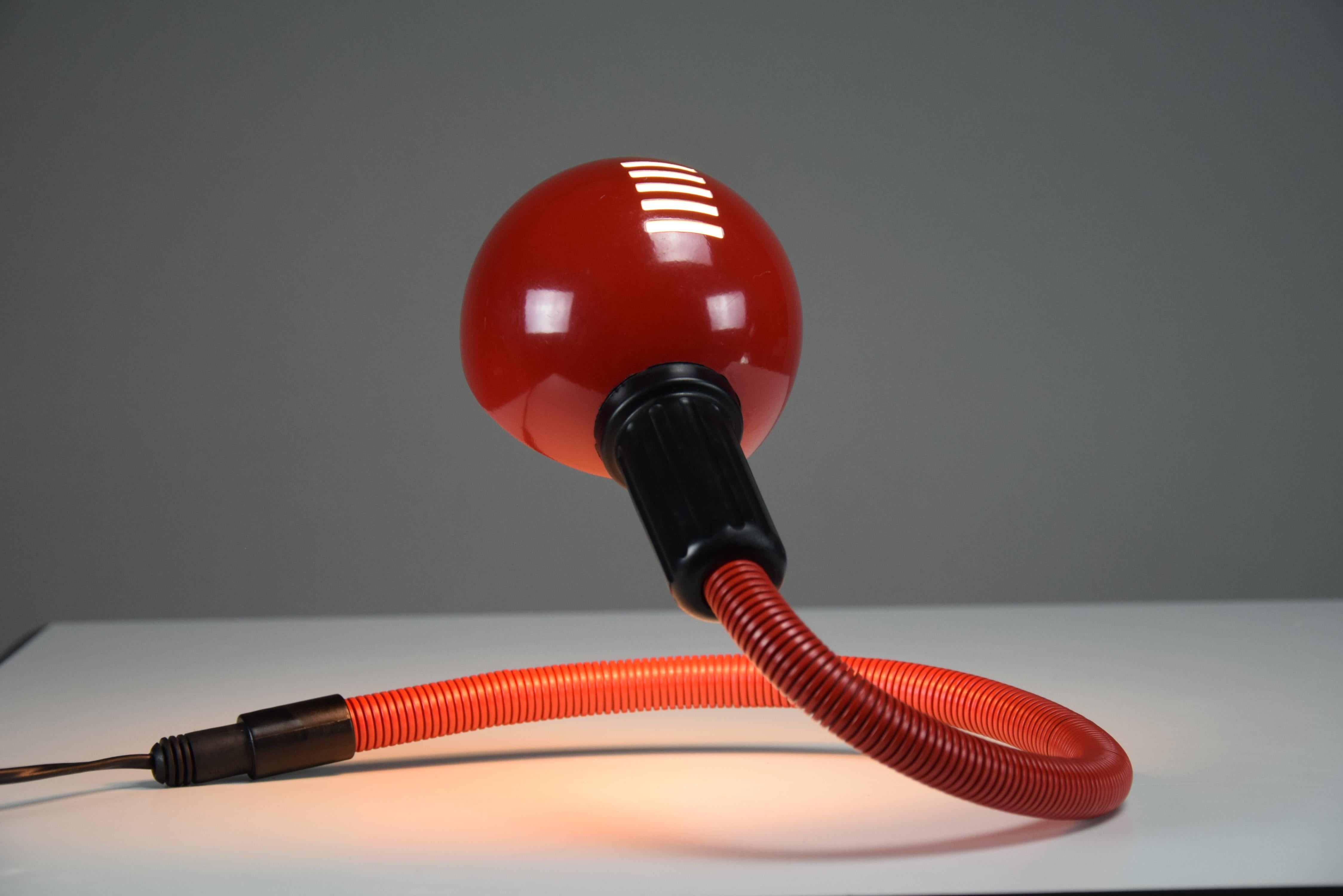 Lampe de table Hebi rouge conçue par Isao Hosoe en vente 4
