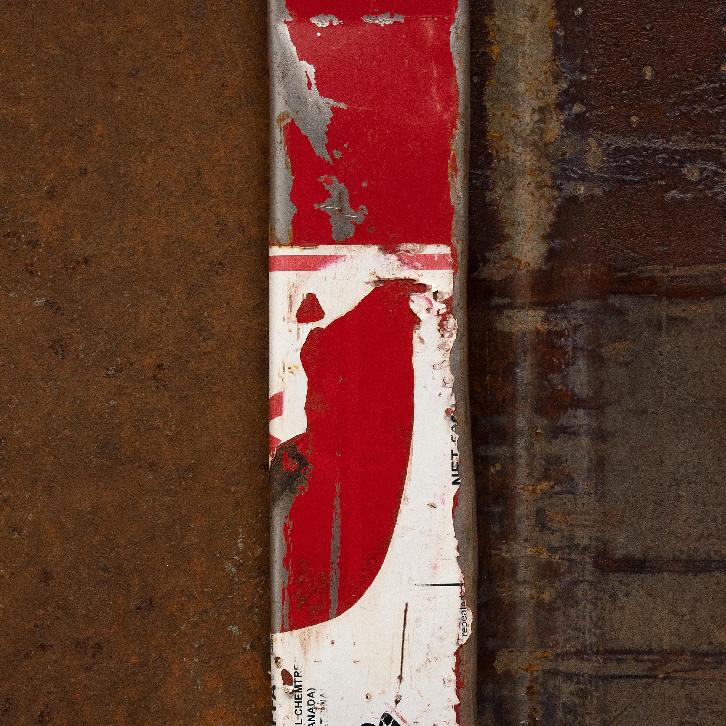 „Red Hem Kimono mit rotem Saum“, gefundene Stahlskulptur von Gordon Chandler (Industriell) im Angebot