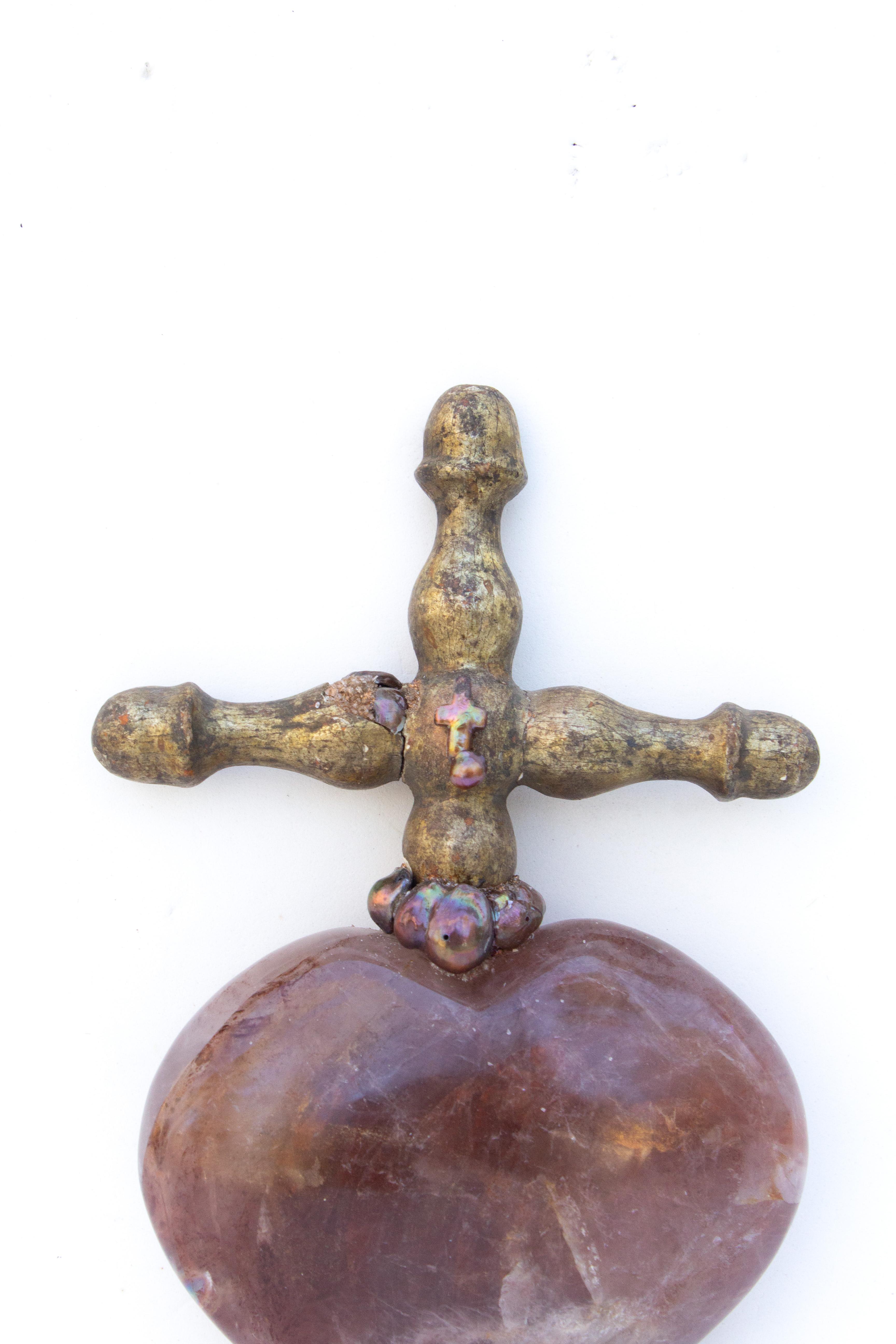 Corazón de Cuarzo Hematoide Rojo con Cruz Italiana del Siglo XVIII sobre Perlas Barrocas Rococó en venta