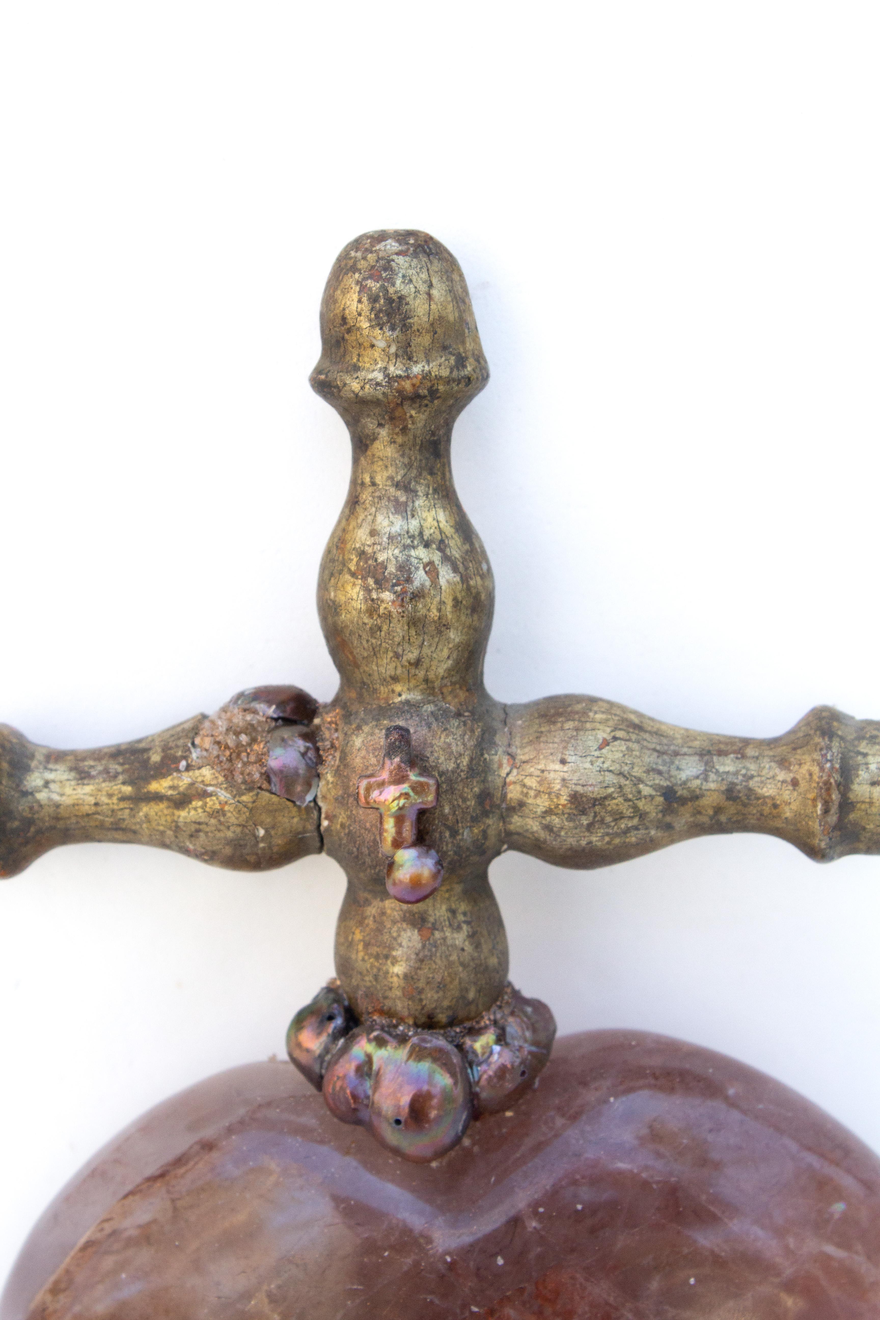 Corazón de Cuarzo Hematoide Rojo con Cruz Italiana del Siglo XVIII sobre Perlas Barrocas Italiano en venta