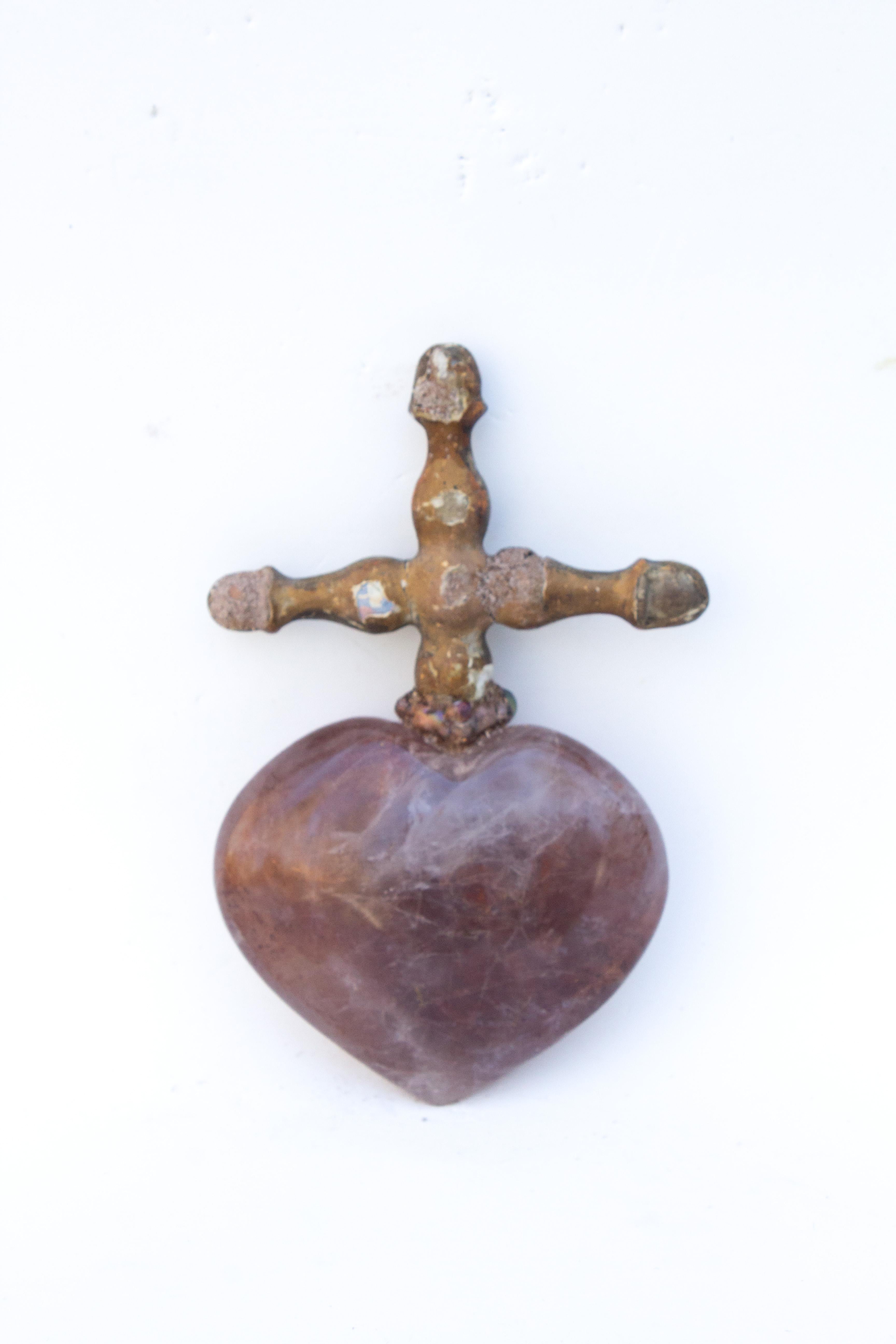 Corazón de Cuarzo Hematoide Rojo con Cruz Italiana del Siglo XVIII sobre Perlas Barrocas Tallado a mano en venta