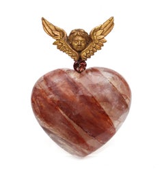 Corazón de Cuarzo Hematoide Rojo con un Ángel Italiano del Siglo XVIII y una Perla Barroca