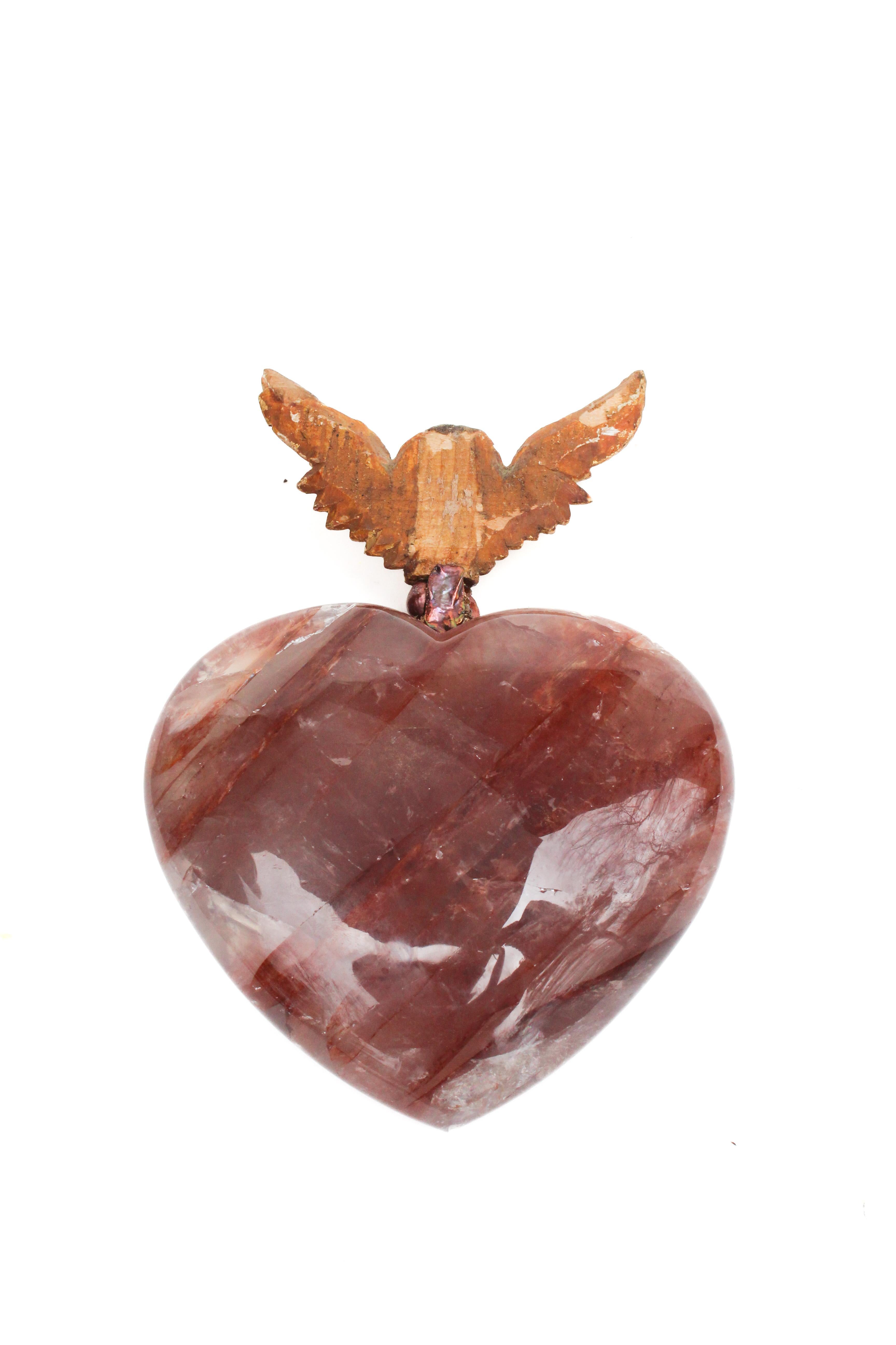 Intagliato a mano Cuore di quarzo ematoide rosso con un angelo italiano del XVIII secolo e una perla barocca in vendita