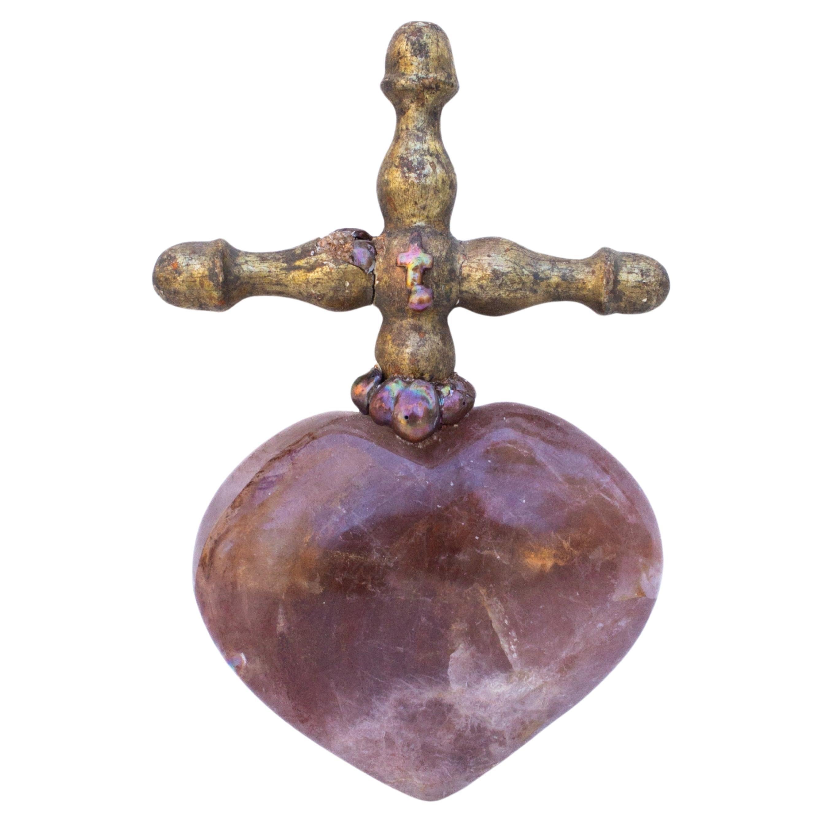 Rotes Hematoidquarz-Herz aus dem 18. Jahrhundert mit einem italienischen Kreuz auf einem Barockperlen