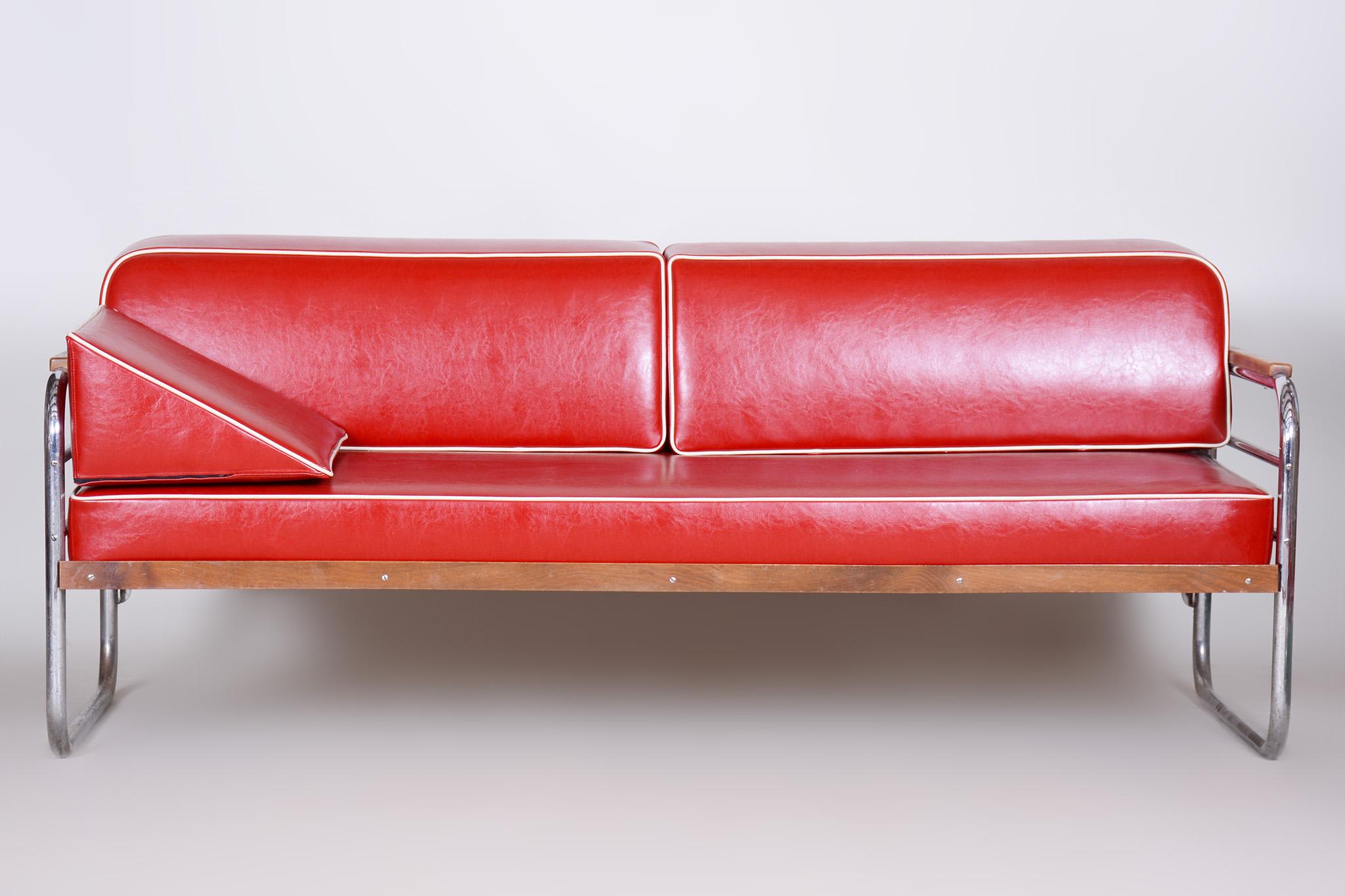 Red high-quality leather Bauhaus sofa with chrome tubular steel frame.

Period : 1930-1939.
Source : Czechia (Czechoslovakia).
Maker : Thonet
Material : Beech, high-quality leather, chrome-plated steel.

The chrome is in excellent