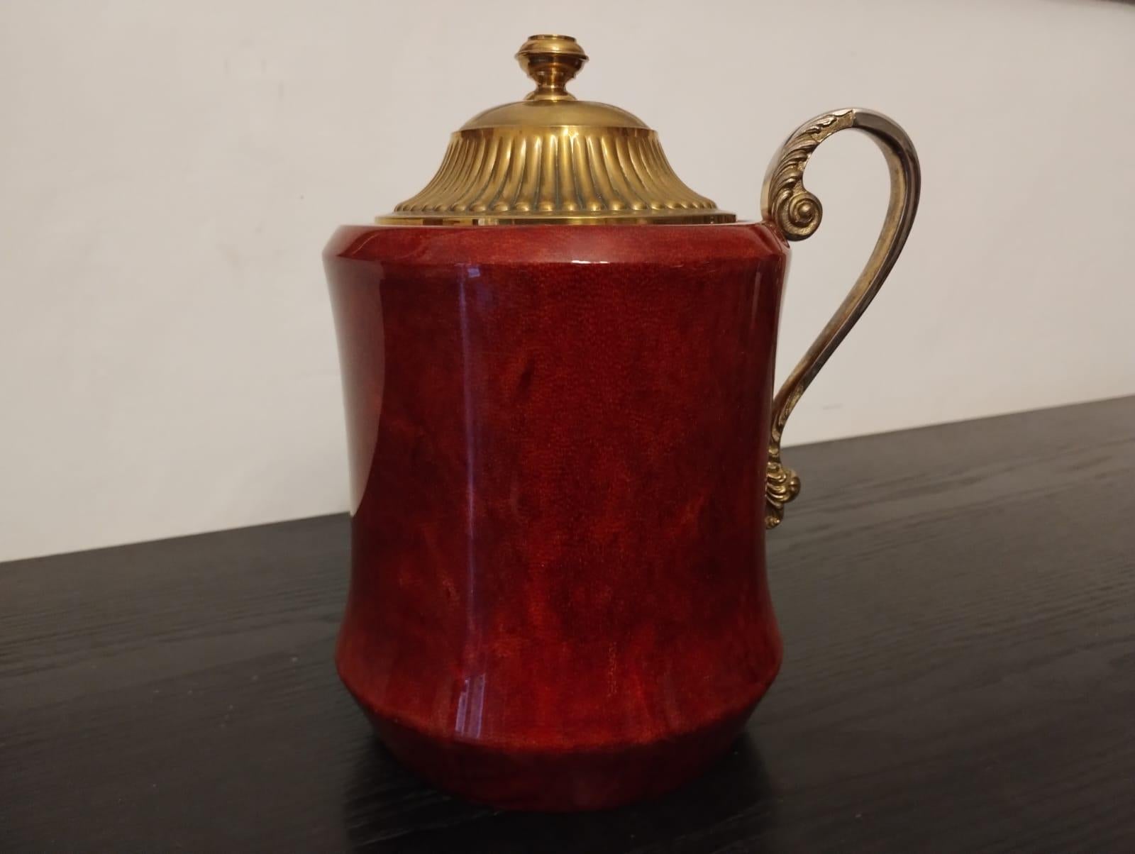 Seau à glace du designer italien Aldo Tura en peau de chèvre rouge avec couvercle en laiton et poignée en bronze, années 1960.