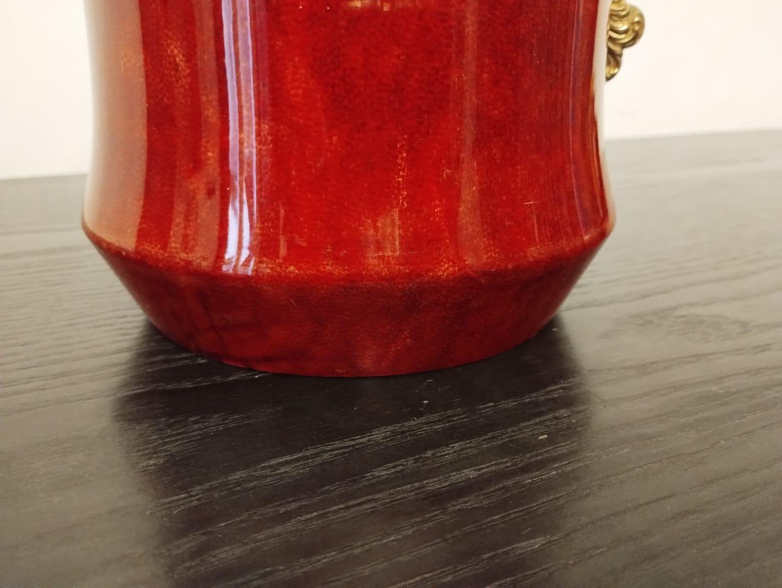 italien Seau à glace rouge en peau de chèvre et laiton d'Aldo Tura, Italie, années 1960 en vente