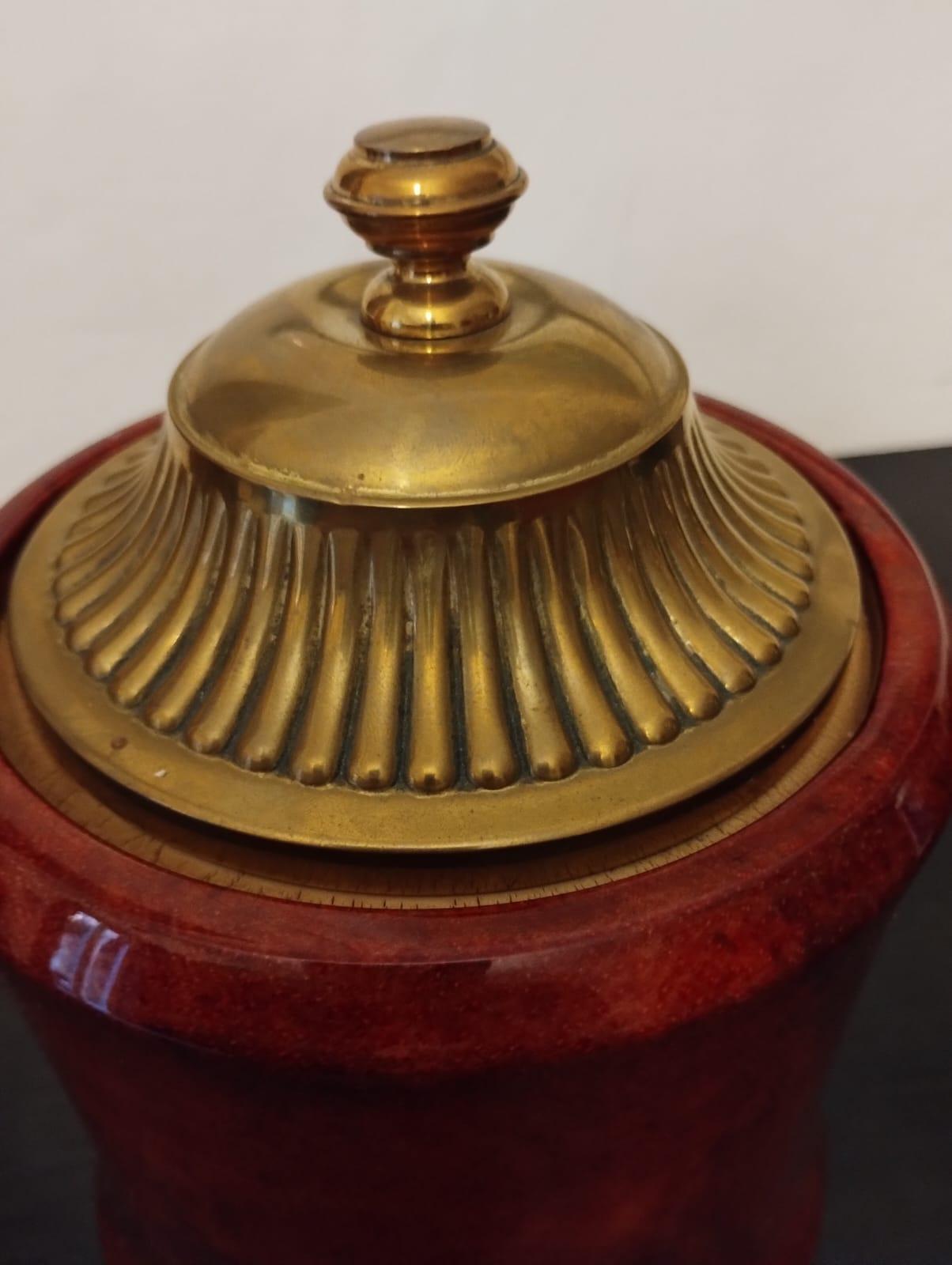 Seau à glace rouge en peau de chèvre et laiton d'Aldo Tura, Italie, années 1960 Bon état - En vente à Catania, IT