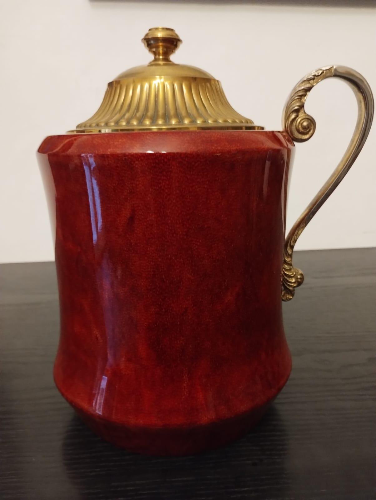 Milieu du XXe siècle Seau à glace rouge en peau de chèvre et laiton d'Aldo Tura, Italie, années 1960 en vente