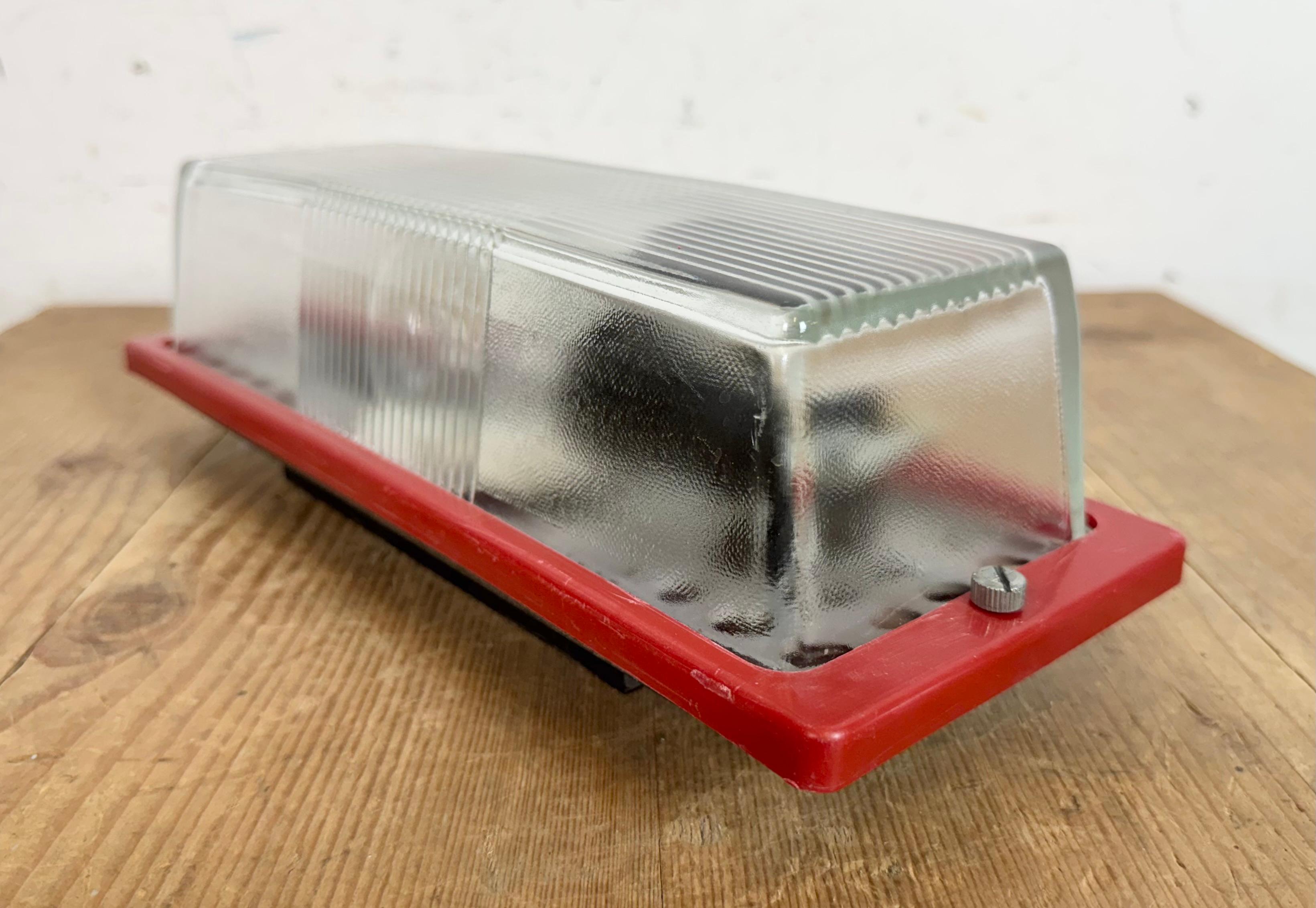 Aplique industrial rojo de baquelita de Elektrosvit, años 70 en venta 3