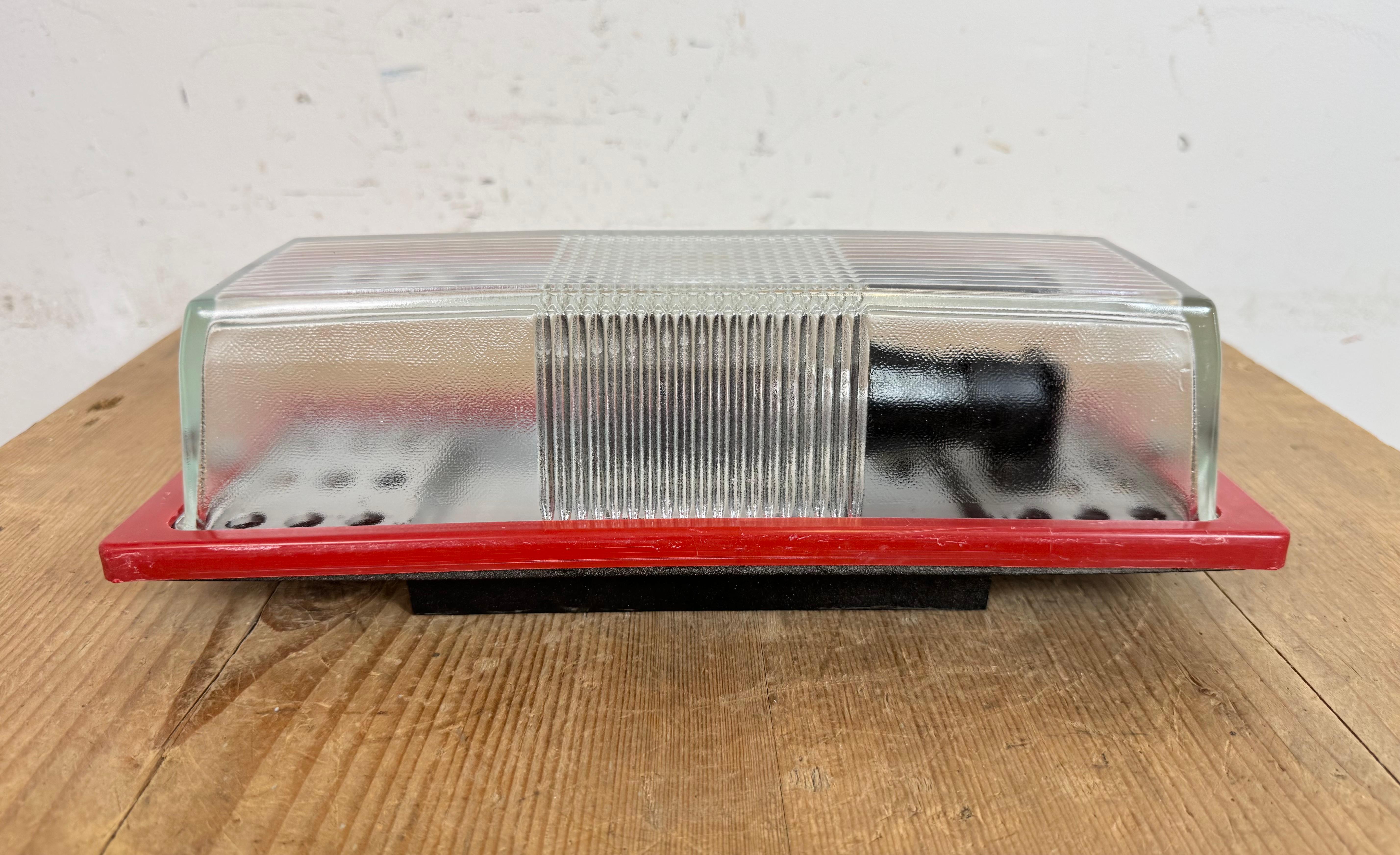 Aplique industrial rojo de baquelita de Elektrosvit, años 70 en venta 4