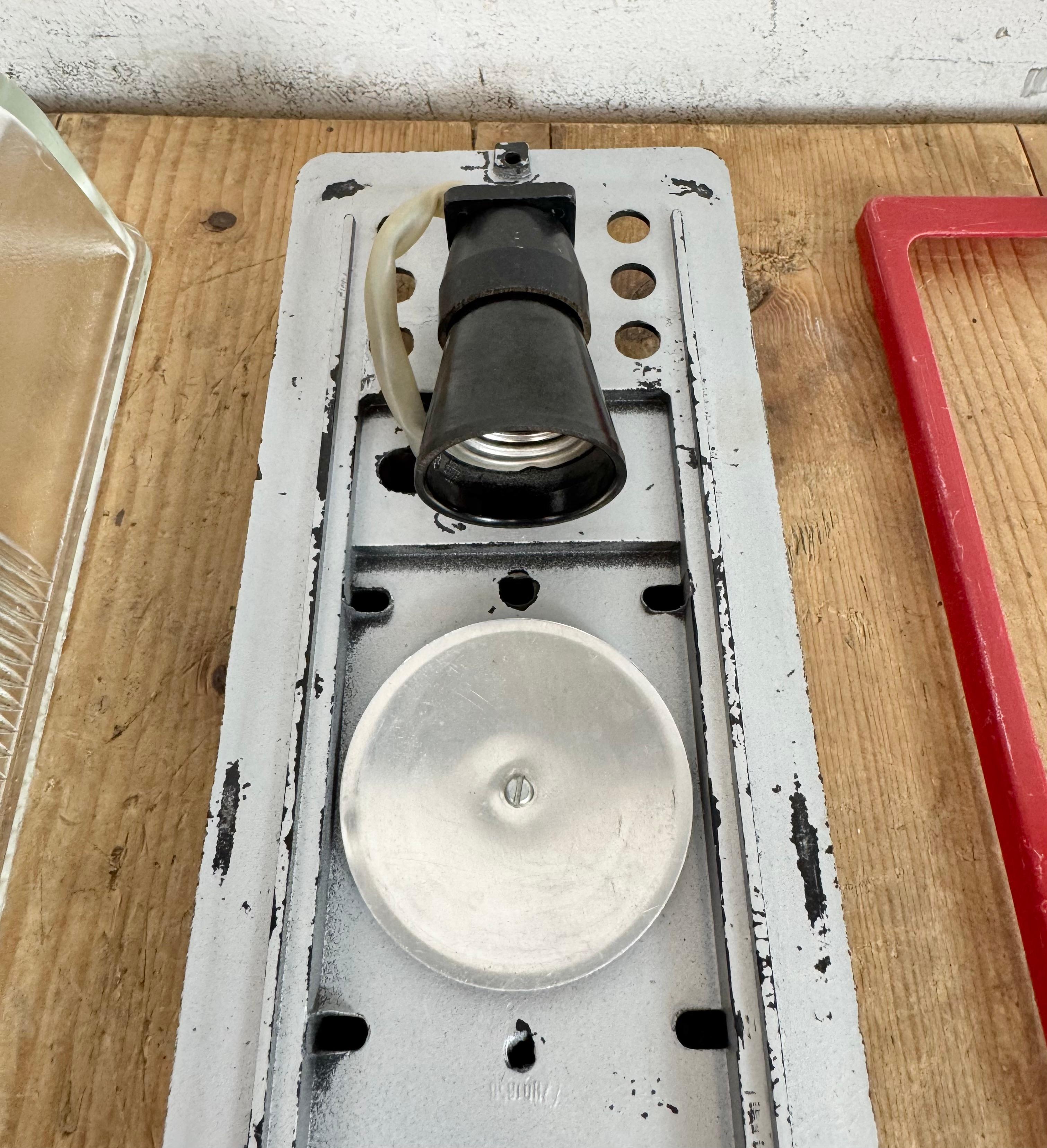 Aplique industrial rojo de baquelita de Elektrosvit, años 70 en venta 6