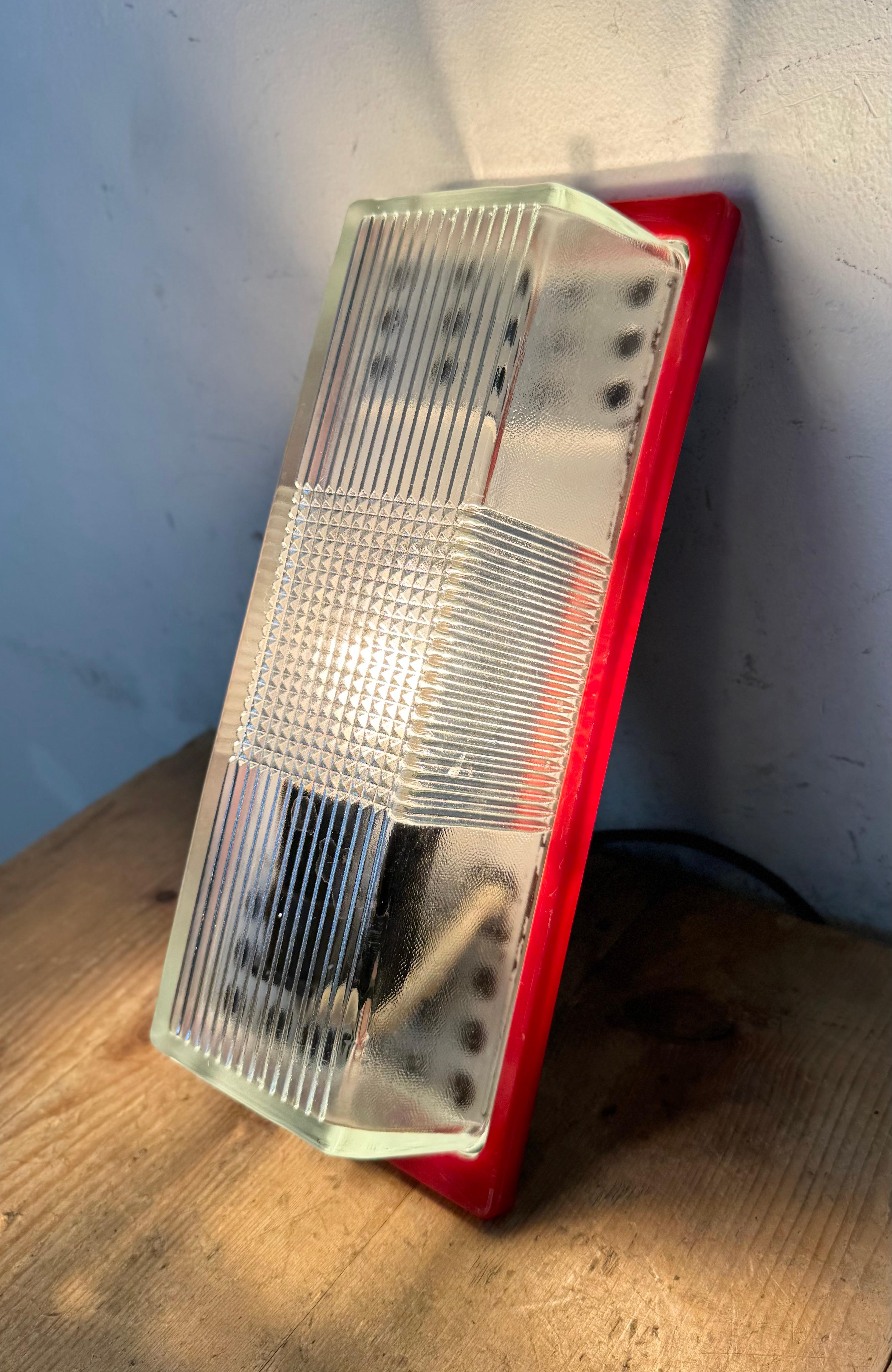 Aplique industrial rojo de baquelita de Elektrosvit, años 70 en venta 8