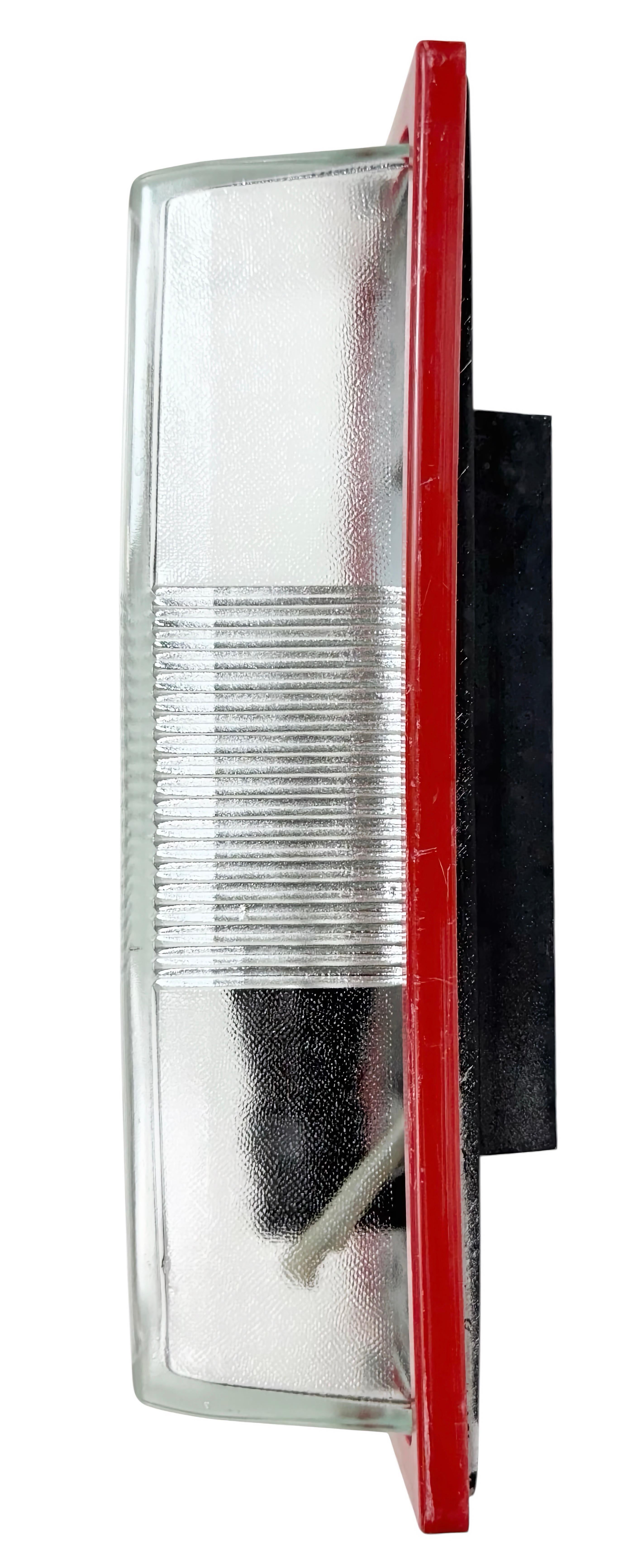 Aplique industrial vintage fabricado por Elektrosvit en la antigua Checoslovaquia durante la década de 1970. Presenta un cuerpo de baquelita, un marco de baquelita roja y una tapa de cristal. El casquillo de porcelana requiere bombillas E 27. Cable