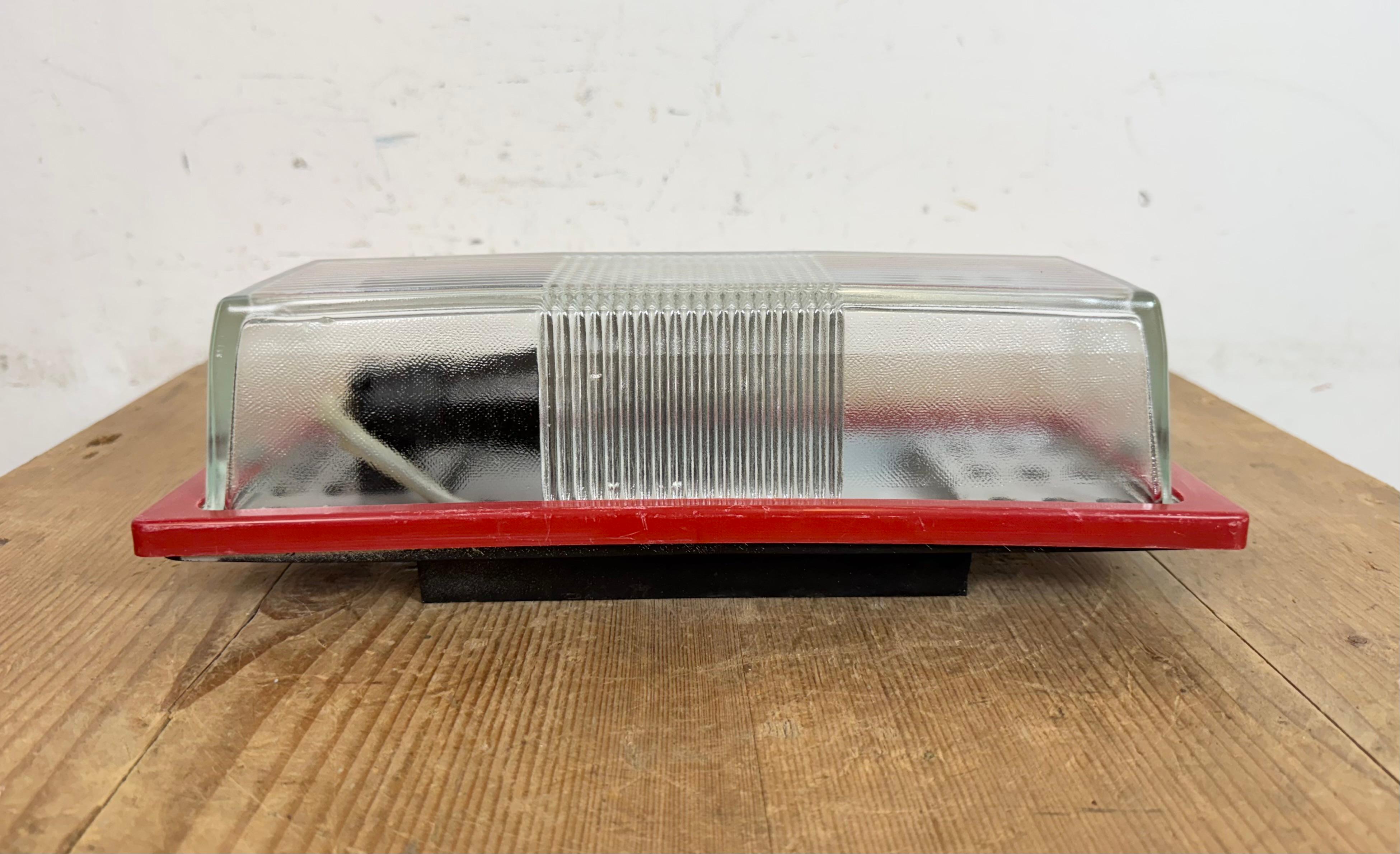 Aplique industrial rojo de baquelita de Elektrosvit, años 70 Industrial en venta