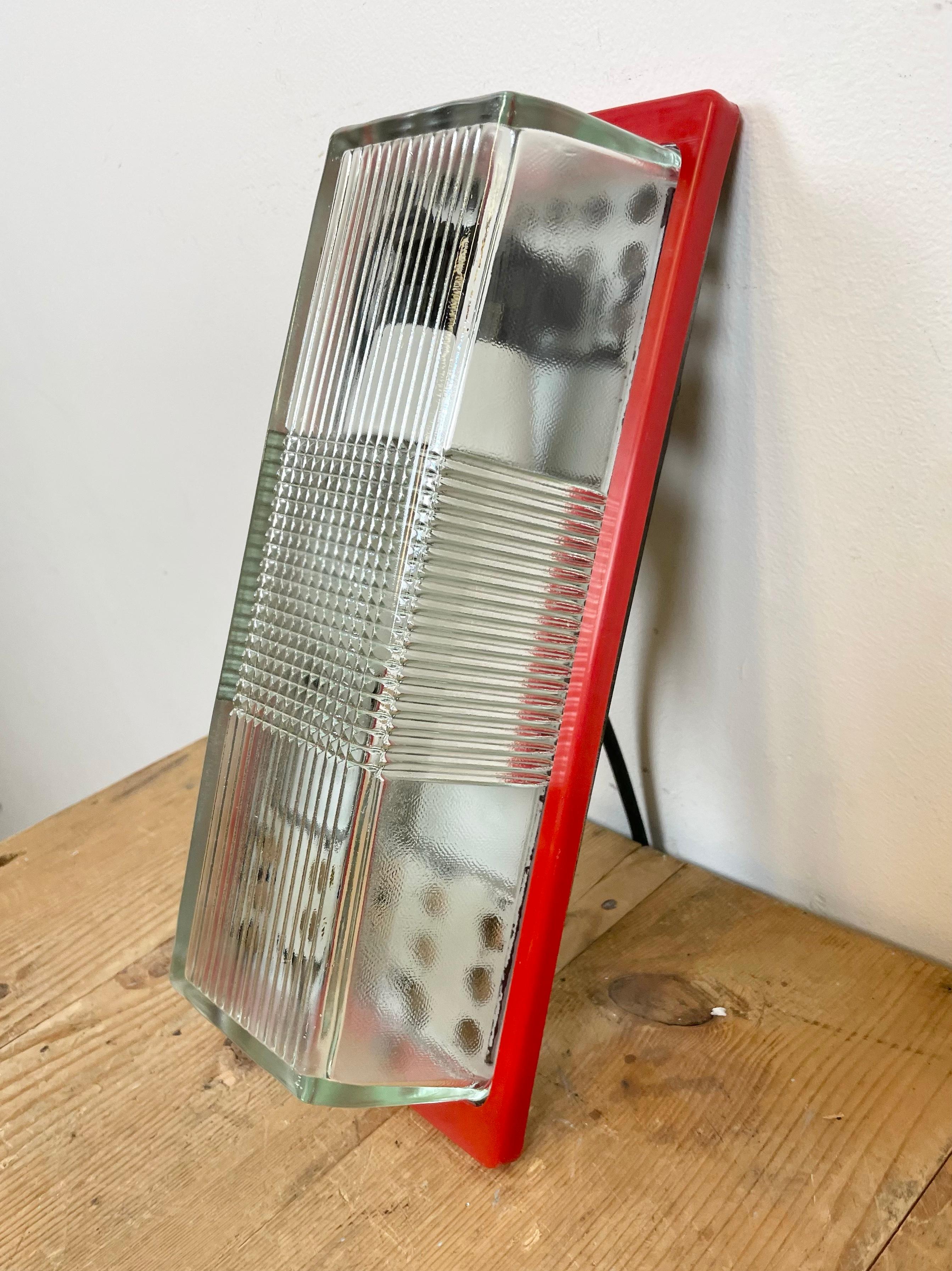 Red Industrial Bakelite Wall Light from Elektrosvit, 1970s In Good Condition For Sale In Kojetice, CZ