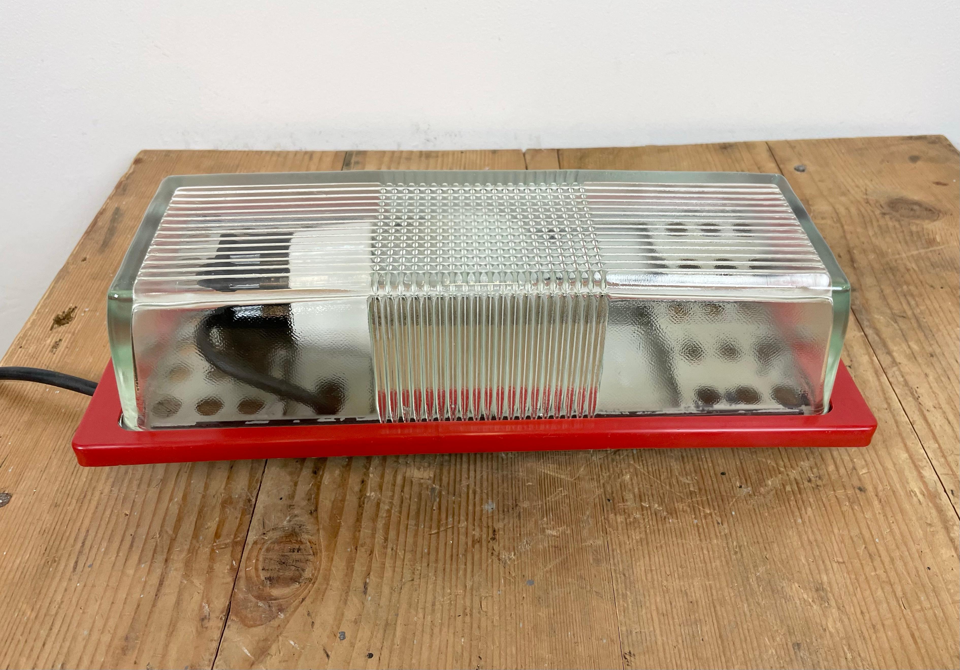 Red Industrial Bakelite Wall Light from Elektrosvit, 1970s In Good Condition For Sale In Kojetice, CZ