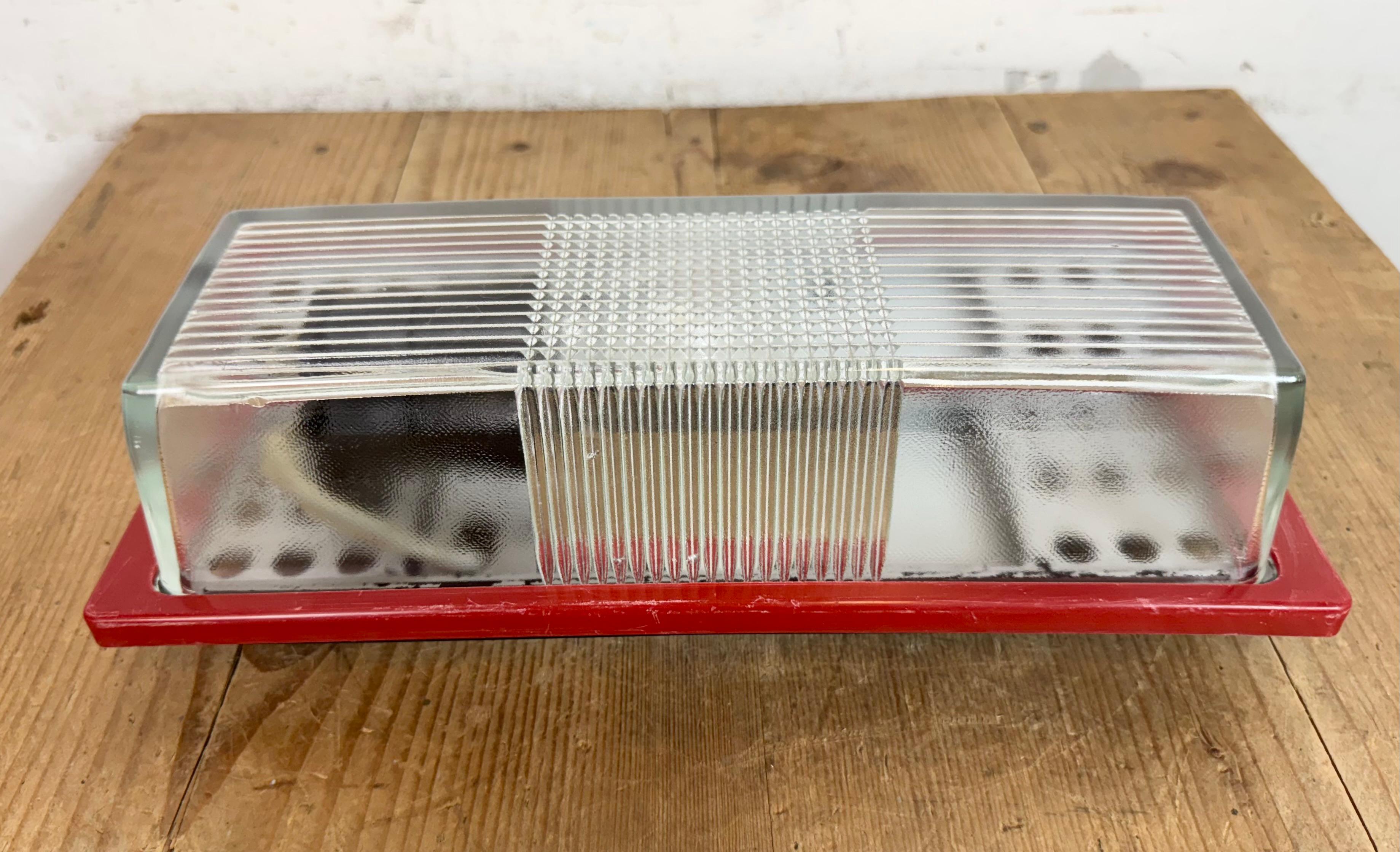 Aplique industrial rojo de baquelita de Elektrosvit, años 70 Checo en venta