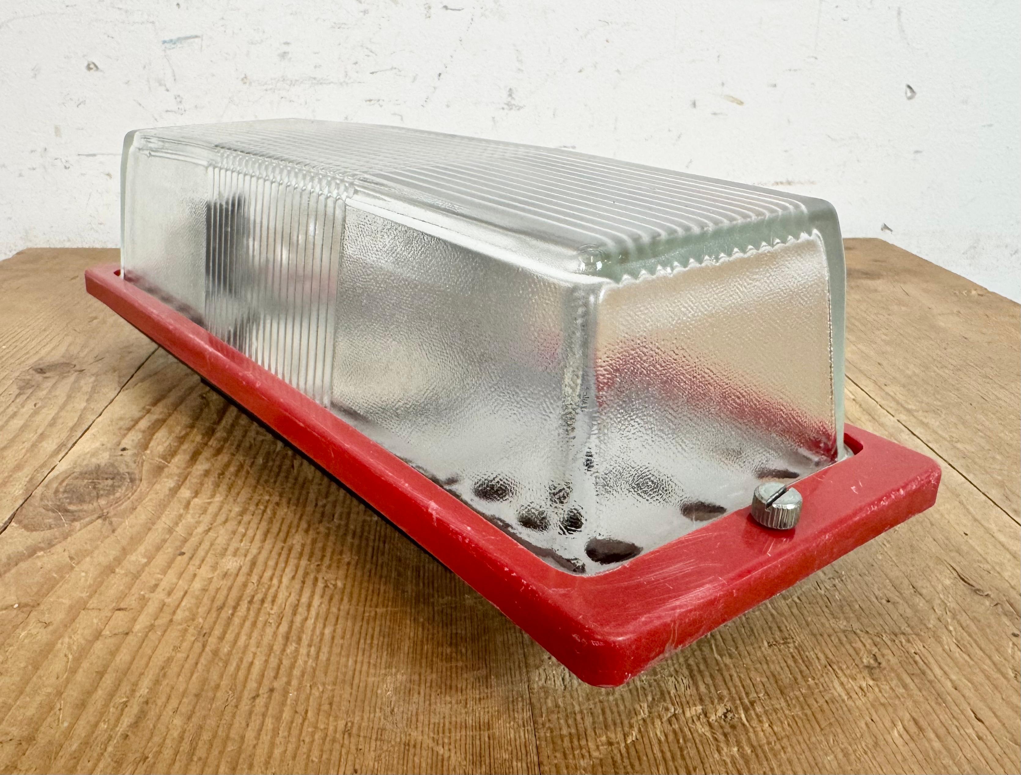 Aplique industrial rojo de baquelita de Elektrosvit, años 70 en Bueno estado para la venta en Kojetice, CZ