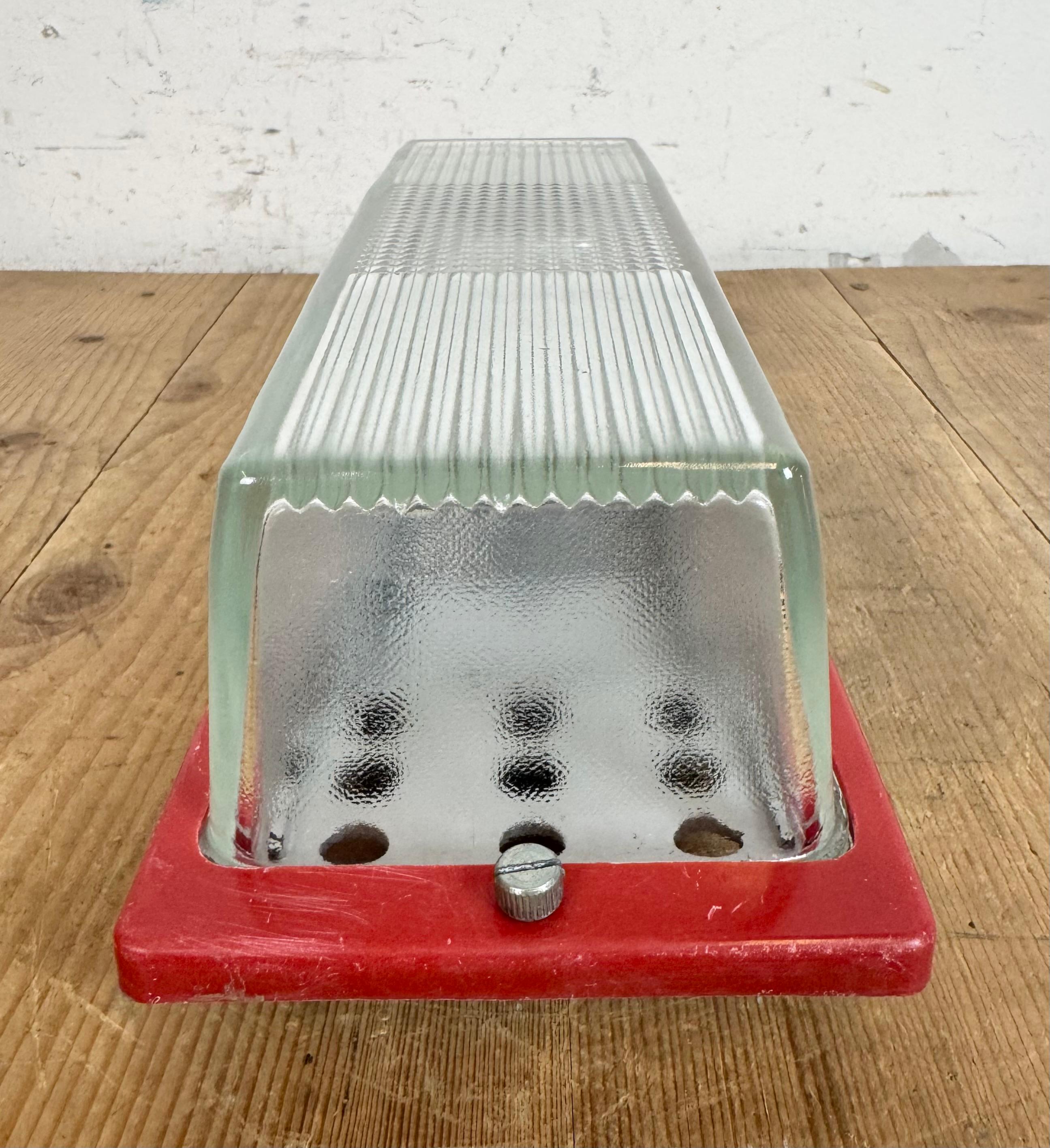 Aplique industrial rojo de baquelita de Elektrosvit, años 70 finales del siglo XX en venta