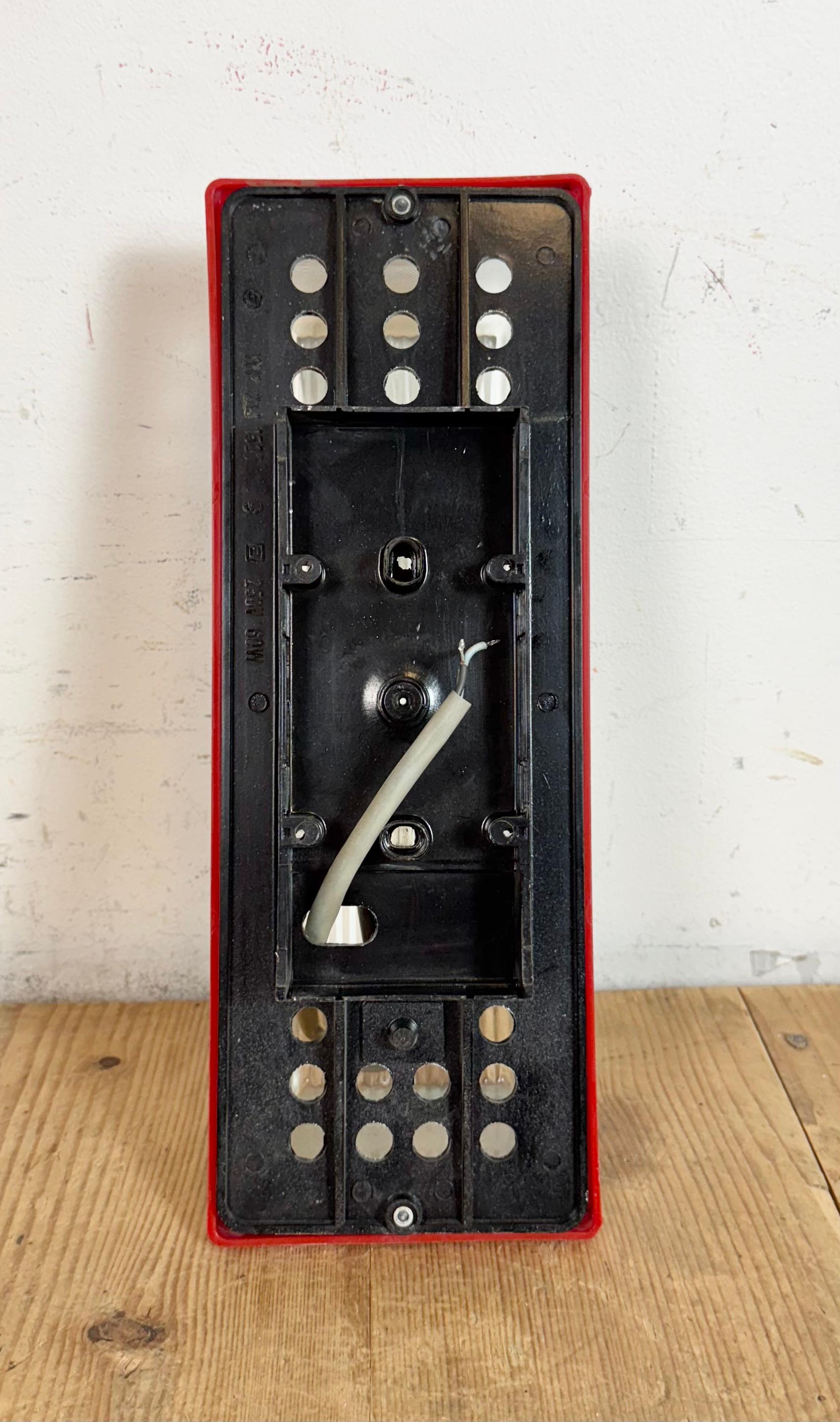 Aplique industrial rojo de baquelita de Elektrosvit, años 70 Vidrio en venta