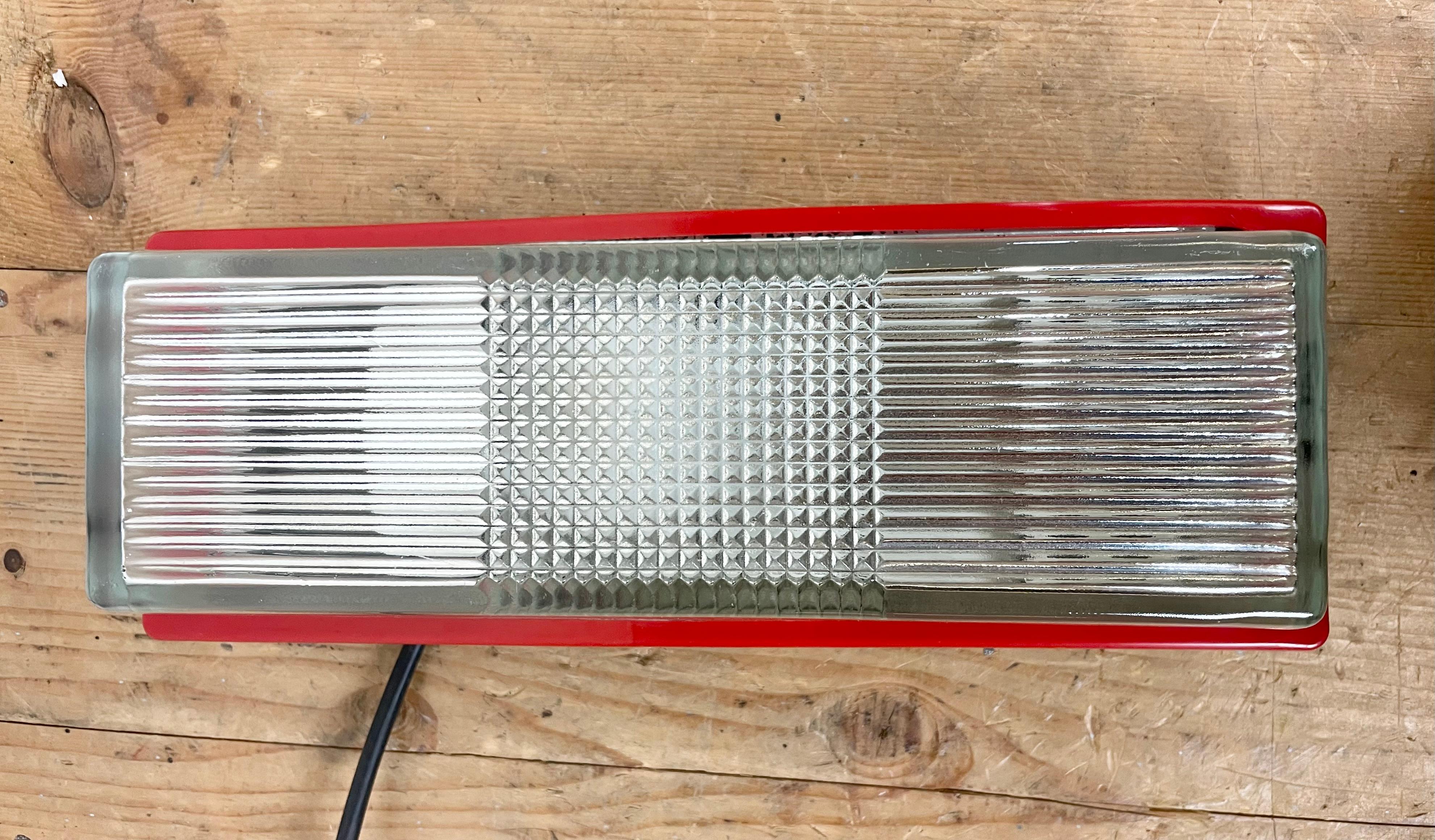 Red Industrial Bakelite Wall Light from Elektrosvit, 1970s For Sale 2