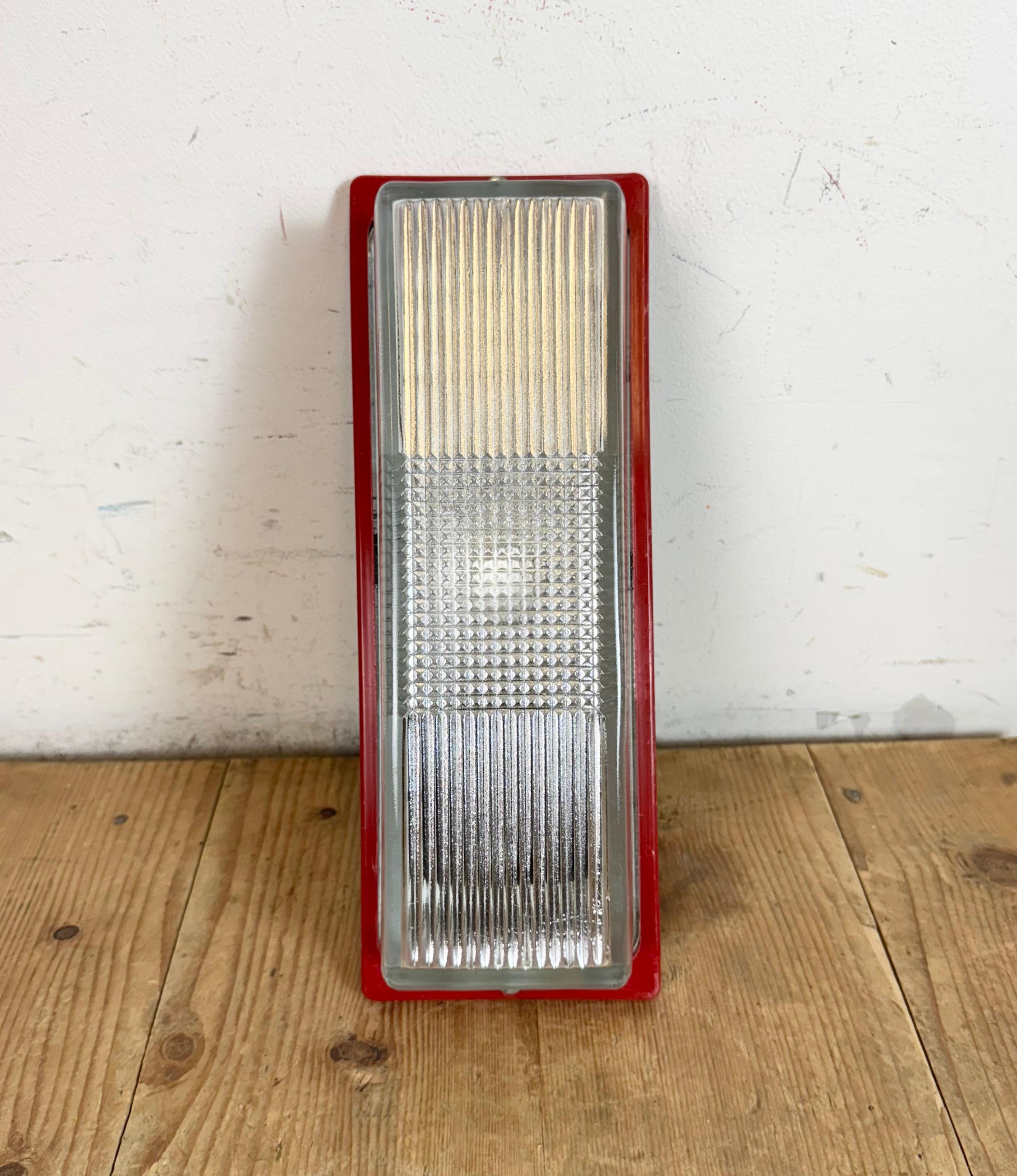 Aplique industrial rojo de baquelita de Elektrosvit, años 70 en venta 1