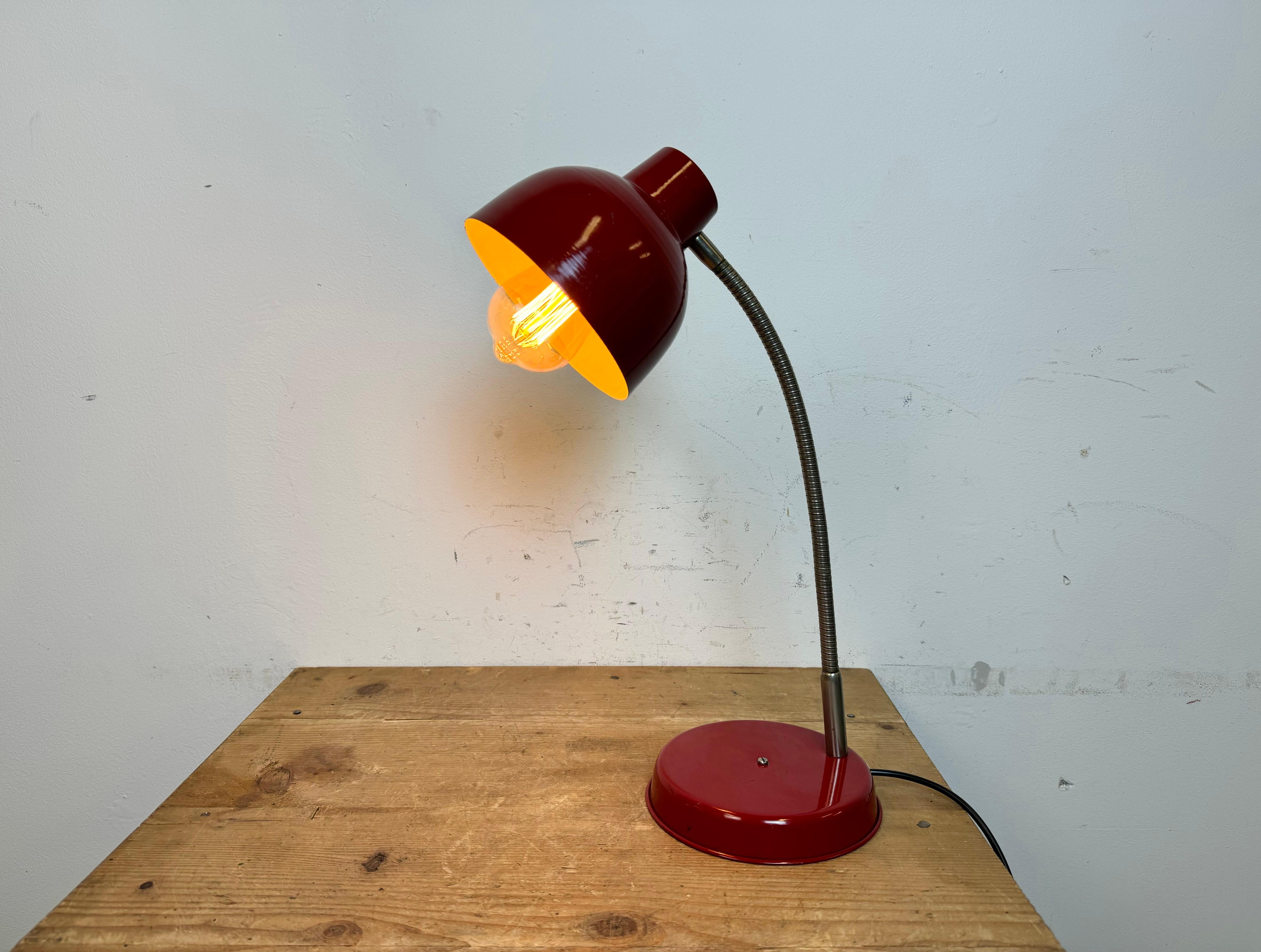 Rote industrielle Schwanenhals-Tischlampe, 1960er-Jahre 9