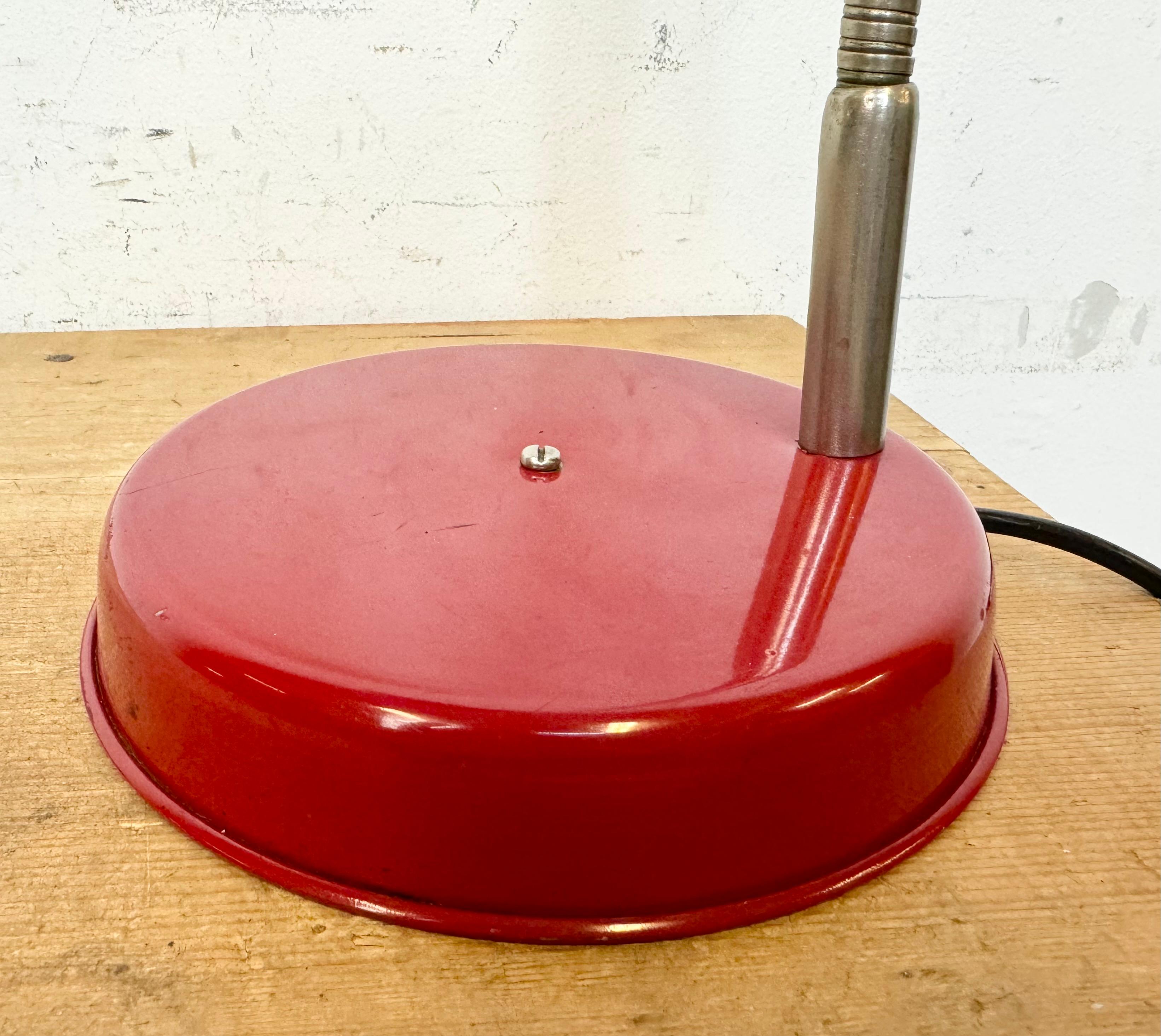 Rote industrielle Schwanenhals-Tischlampe, 1960er-Jahre im Zustand „Gut“ in Kojetice, CZ