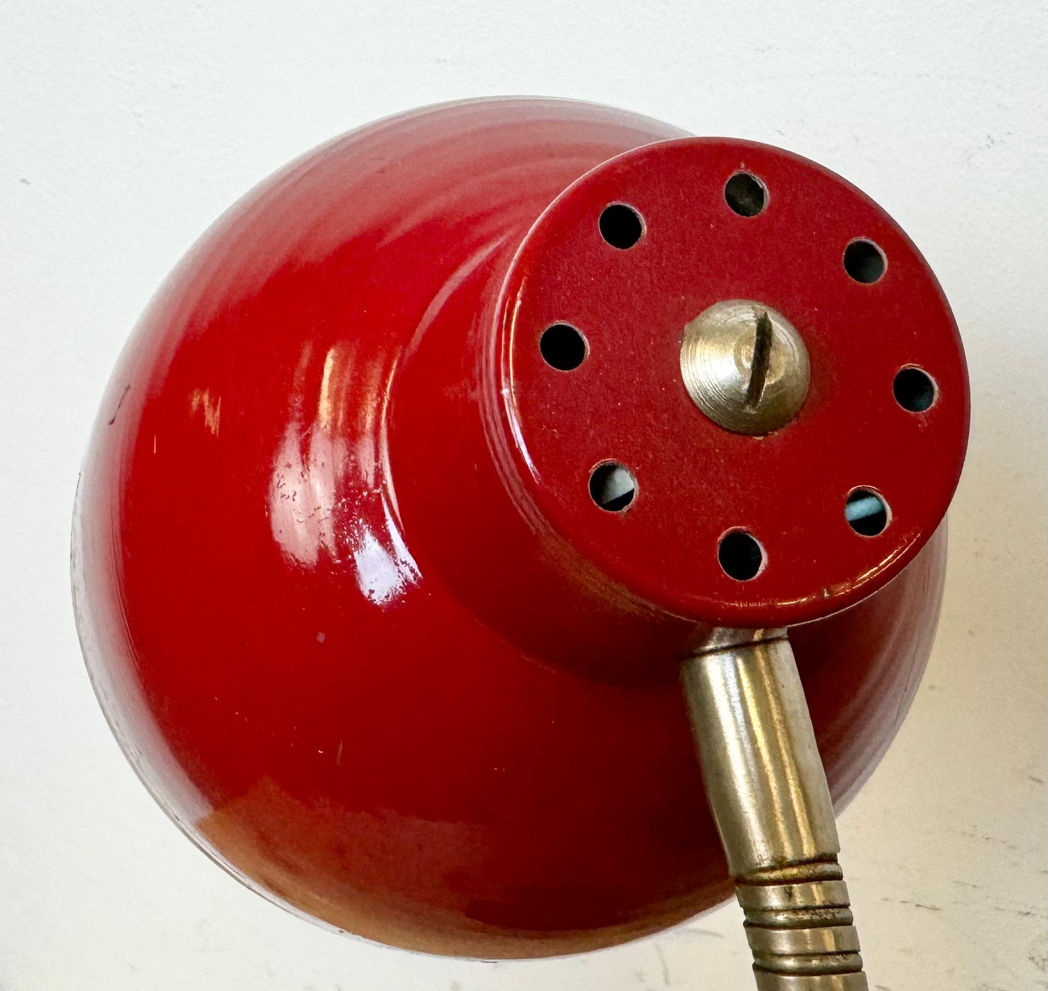 Rote industrielle Schwanenhals-Tischlampe, 1960er-Jahre (Chrom)