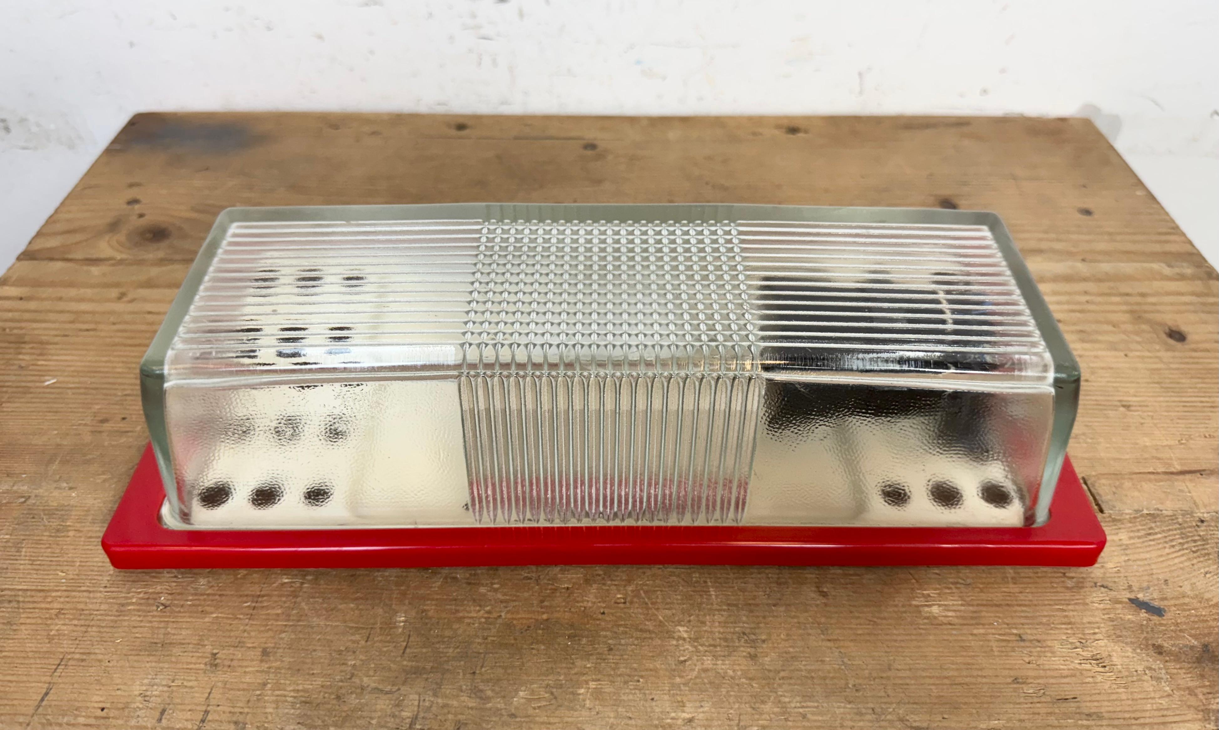 Applique industrielle rouge de Elektrosvit, 1970 Bon état - En vente à Kojetice, CZ