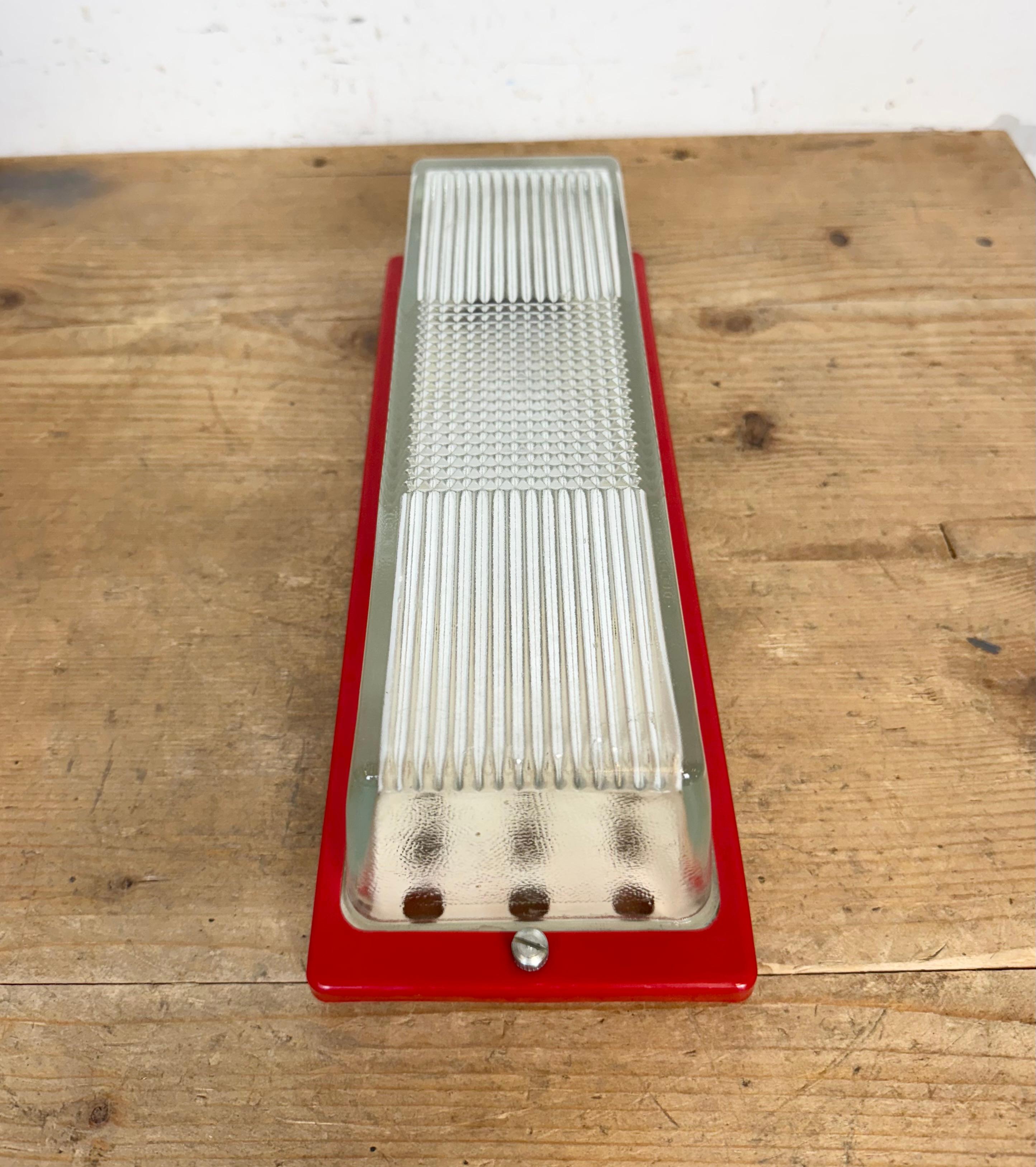 Fin du 20e siècle Applique industrielle rouge de Elektrosvit, 1970 en vente