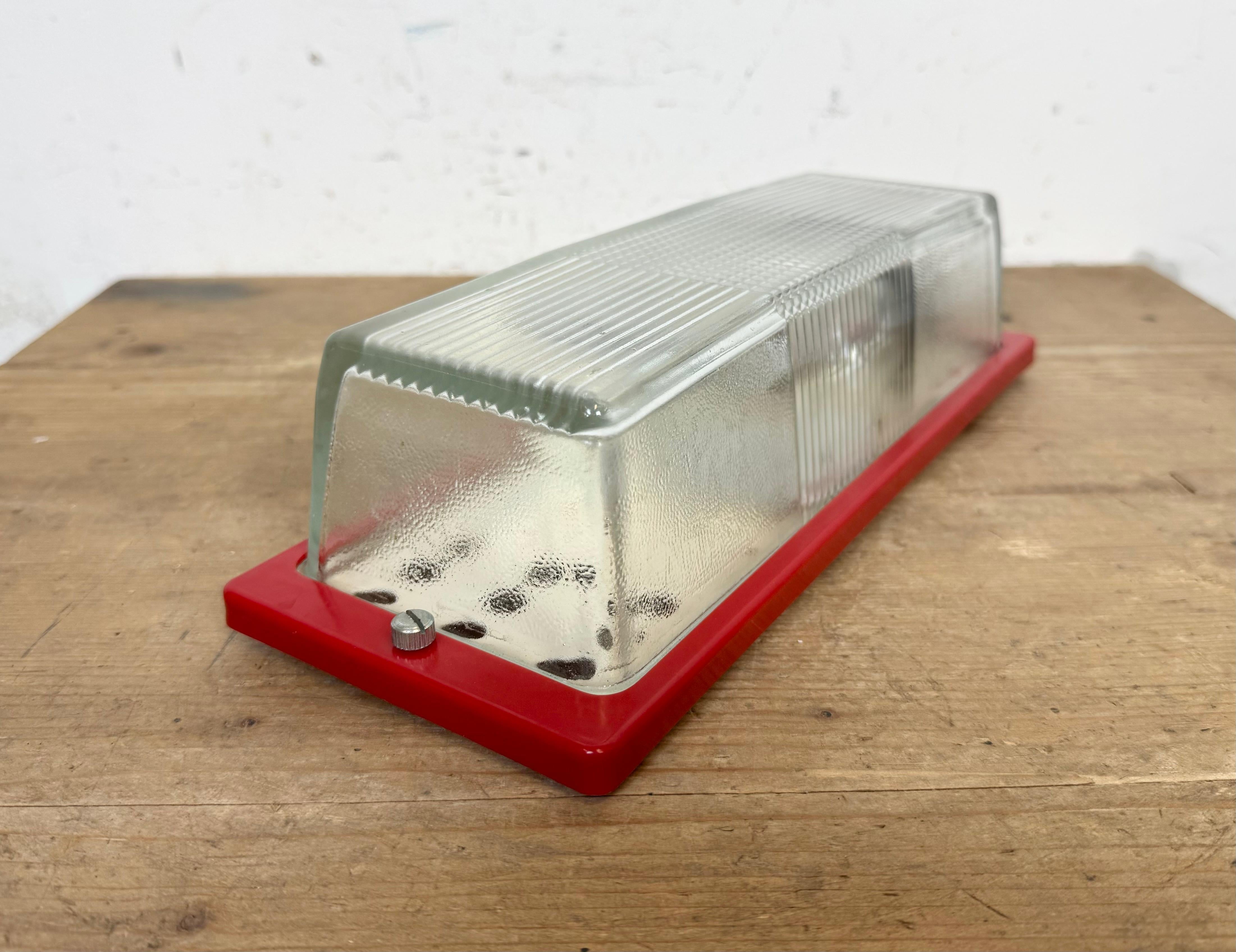 Applique industrielle rouge de Elektrosvit, 1970 en vente 1