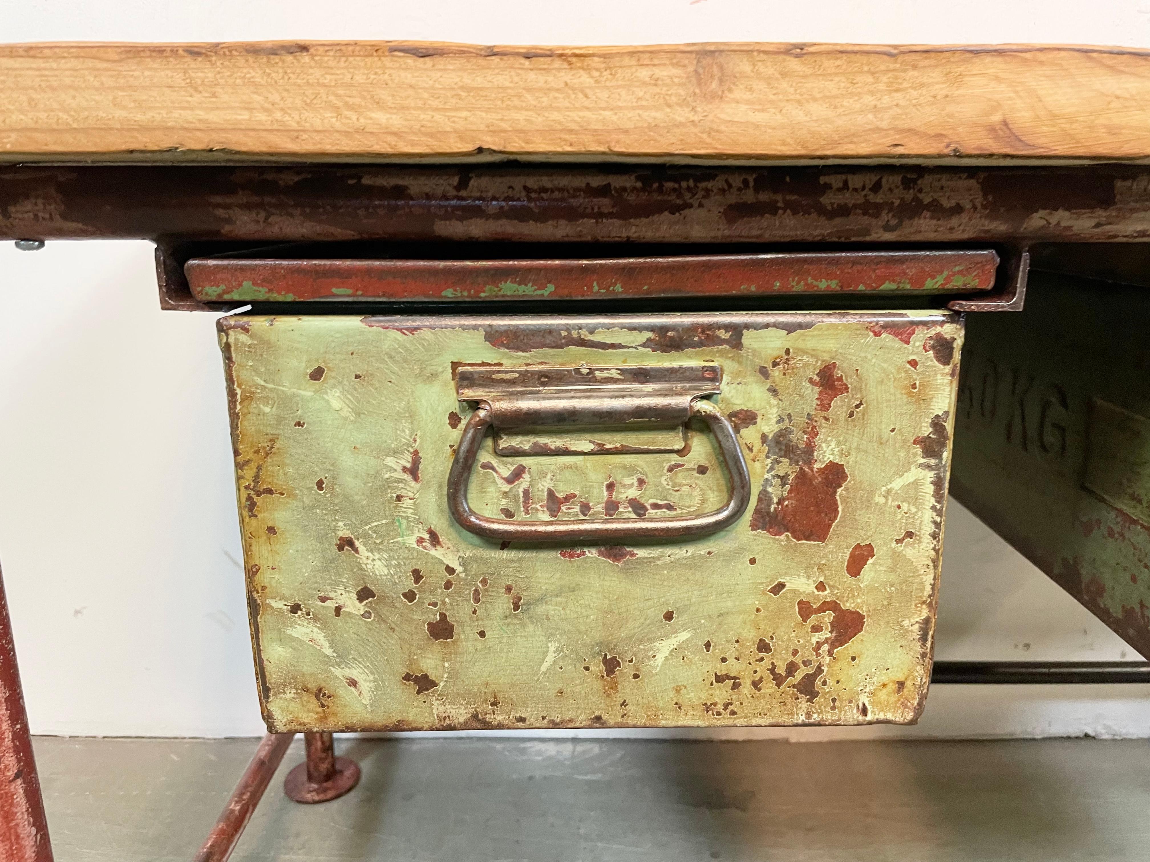 Tavolo da lavoro industriale rosso con due cassetti in ferro verde, anni '60 in vendita 2