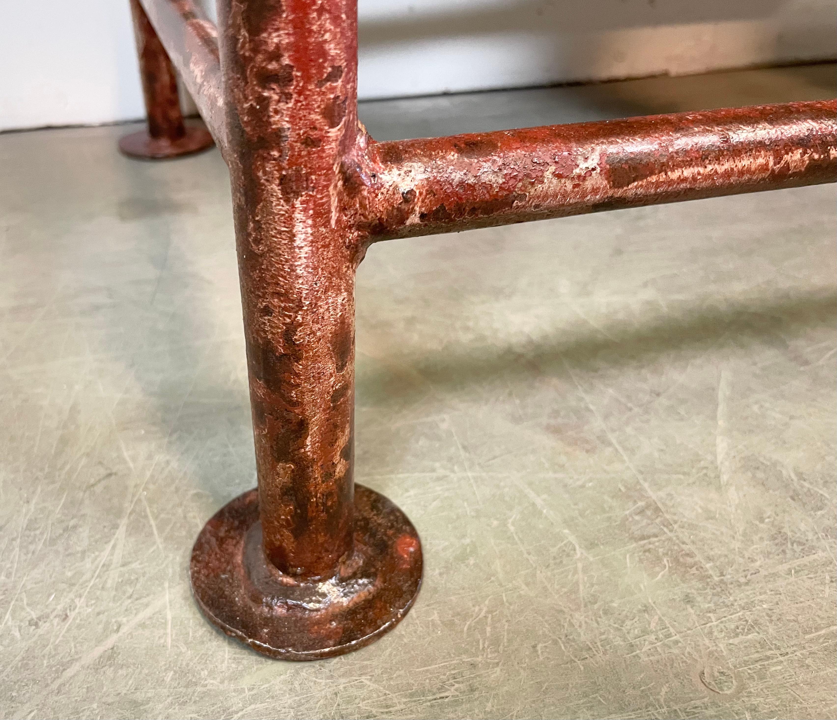 Tavolo da lavoro industriale rosso con due cassetti in ferro verde, anni '60 in vendita 7