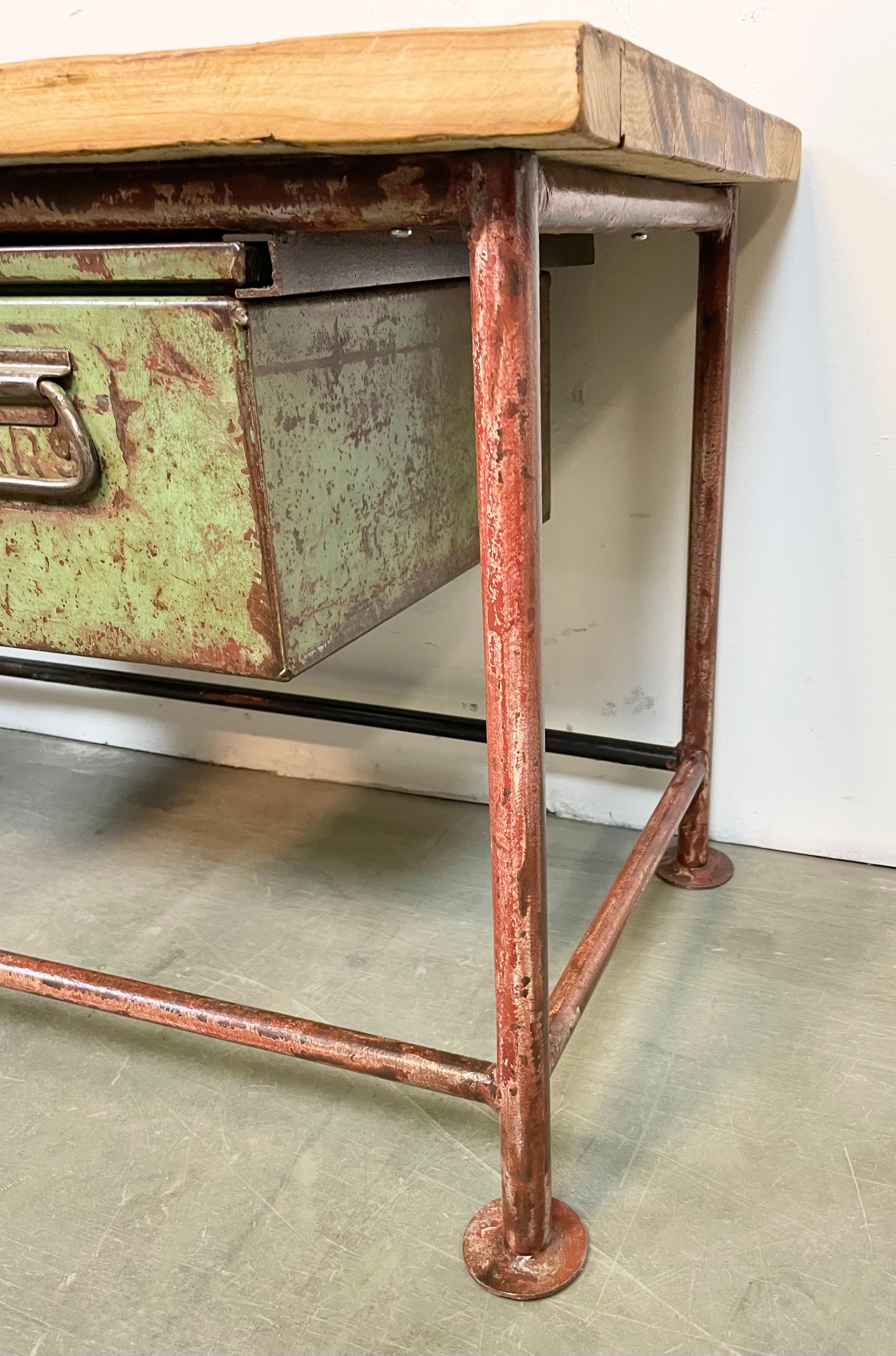 XX secolo Tavolo da lavoro industriale rosso con due cassetti in ferro verde, anni '60 in vendita
