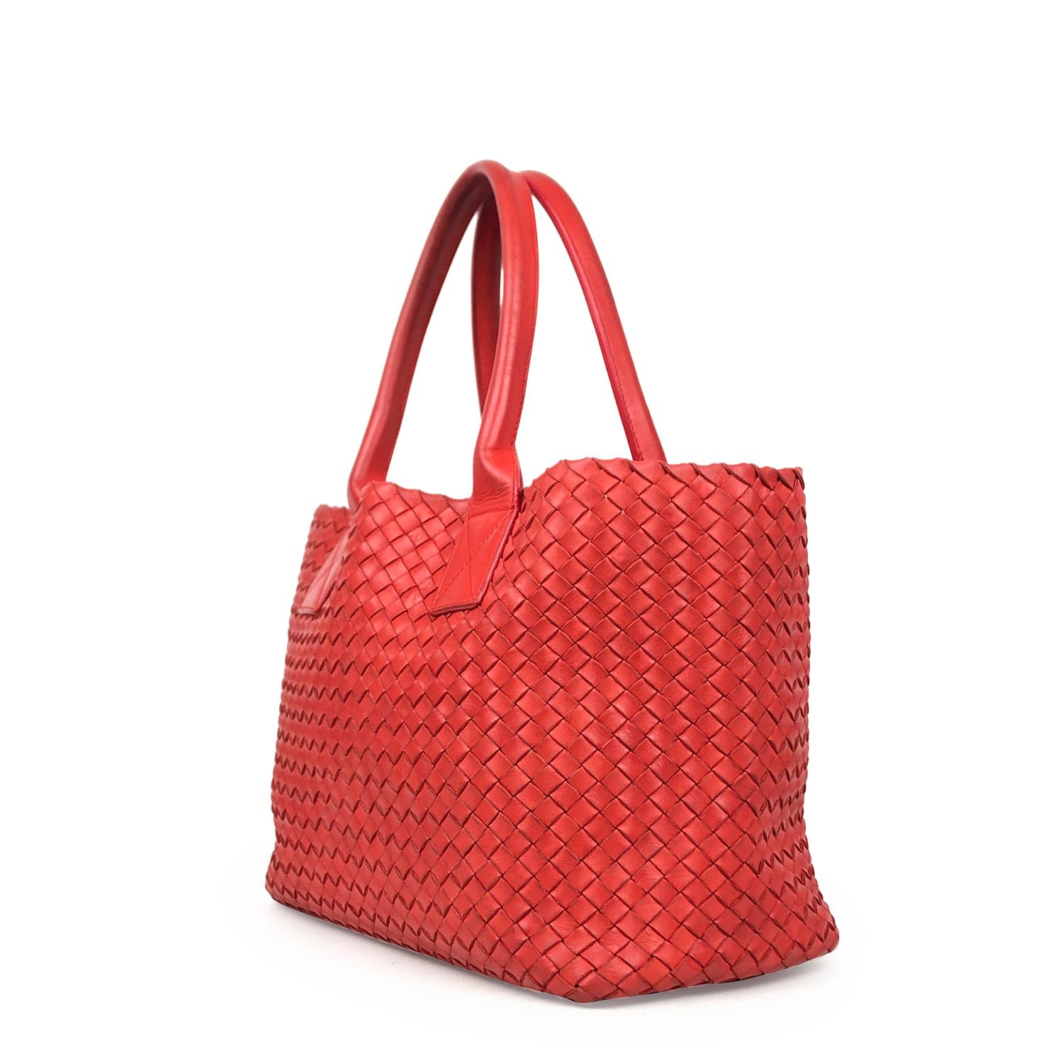 Red Intrecciato leather Bottega Veneta Small Cabat tote with

– Gold-tone hardware
– Dual flat shoulder straps
– Tonal interior and open top

Overall Preloved Condition: Good

Exterior Condition: Good. Leather is slightly dirty and scratched