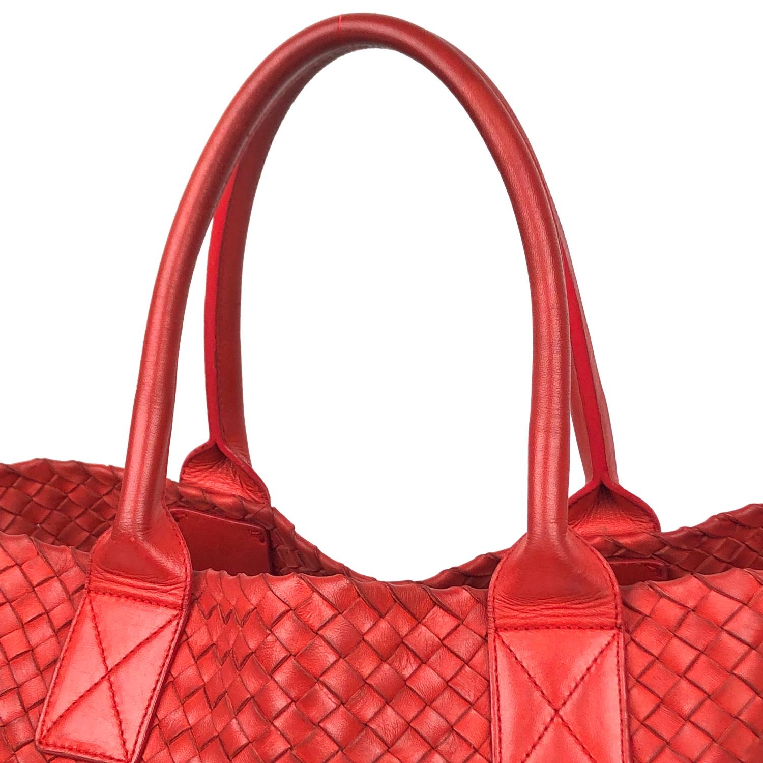 Red Intrecciato Leather Bottega Veneta Small Cabat Tote Bag In Good Condition For Sale In Sundbyberg, SE
