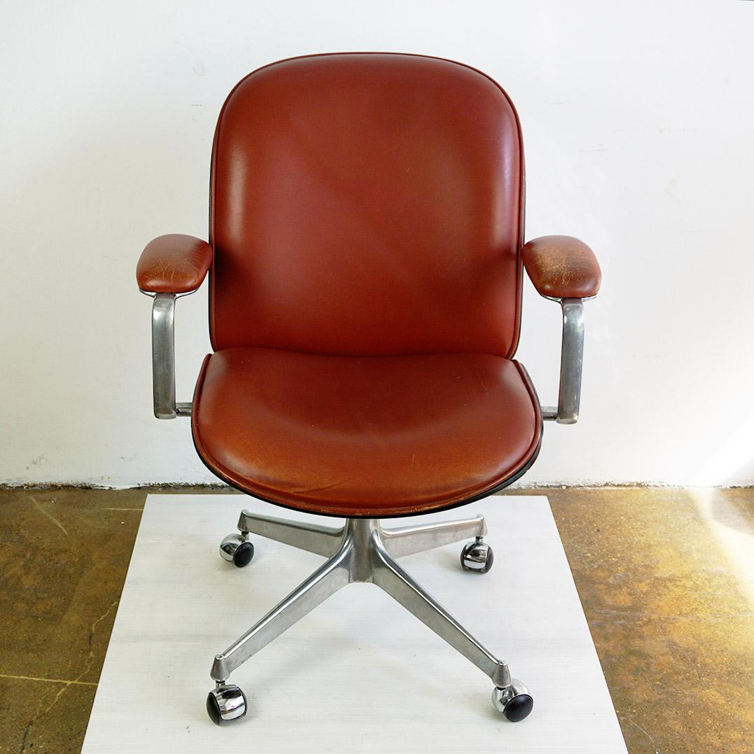 This Iconic Italian 1950s swivelling highback office chair on wheels from the Terni Series was designed by Ico Parisi for MIM Roma . Mobili Italiani Moderni- 1959.
It features a four star cast aluminum base, rosewood veneer seat shell and original