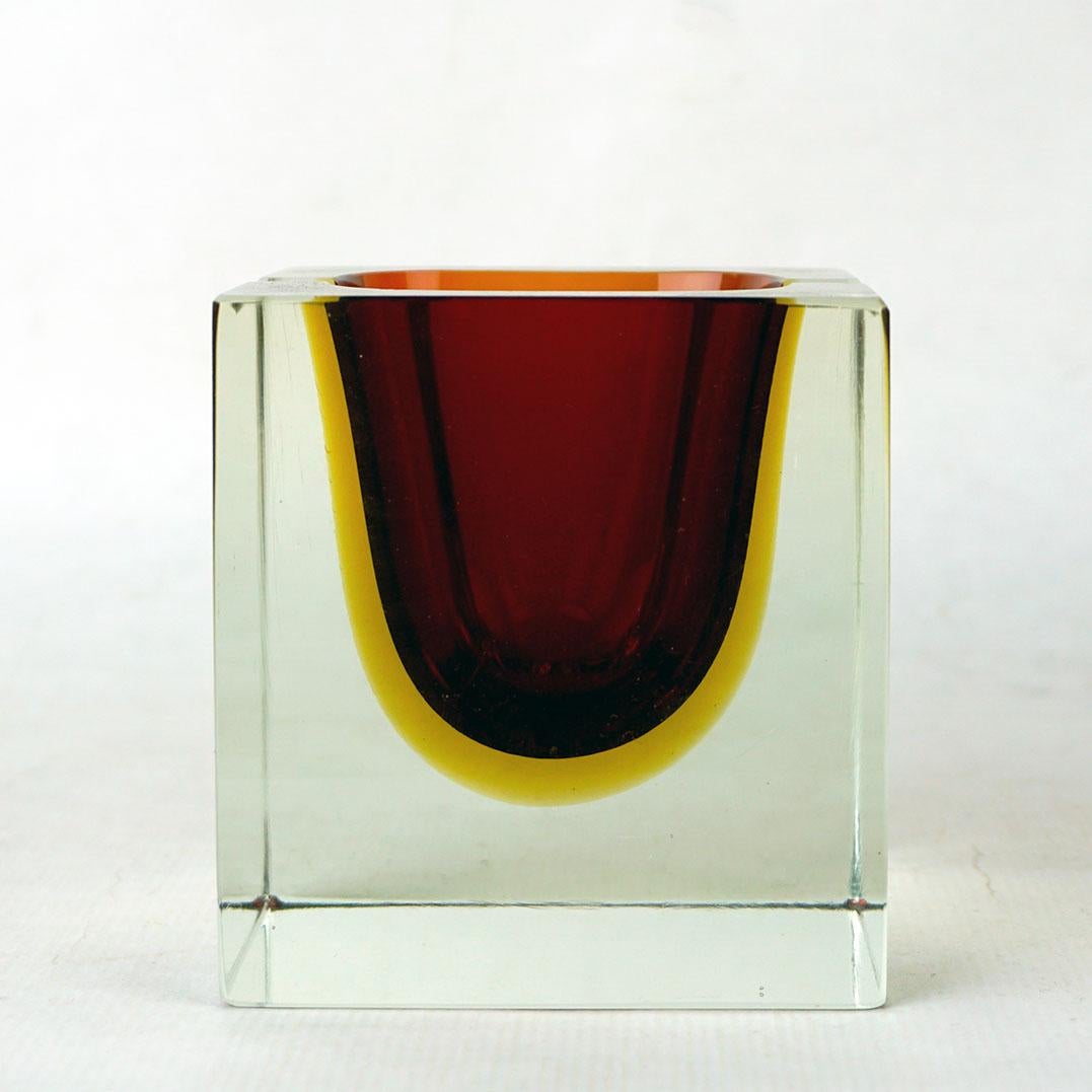 Ce bol en verre de Murano soufflé à la main par Flavio Poli, d'un gris doux, est immergé dans un rectangle de verre transparent. Il peut être utilisé comme bol décoratif ou comme cendrier. Soufflé à la main à Murano dans les années 1960 et retrouvé