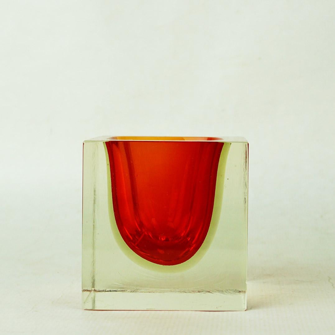 Questo incredibile vaso o ciotola in vetro di Murano Glass Sommerso, chiaro, giallo e rosso, soffiato a mano, è stato progettato e realizzato da Flavio Poli per Seguso Murano.  negli anni '60.
È in condizioni eccellenti.  
Un Objects for Objects