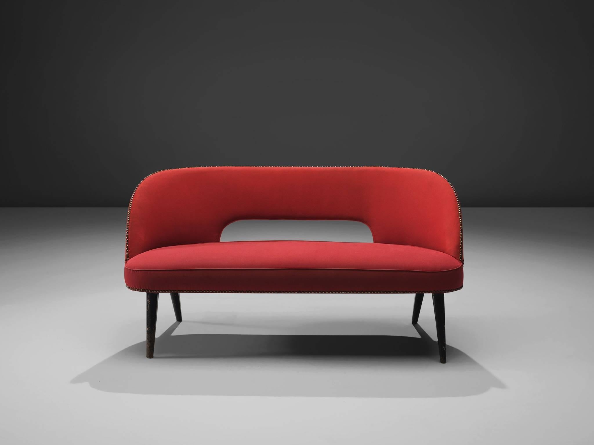 Settee, red fabric, wood, Italy, circa 1960.

This elegant Italian sofa has been upholstered in red fabric and has tall tapered legs.
The two-seat settee has a transparent and open character. Due to the bent back and the thick seat the sofa sits