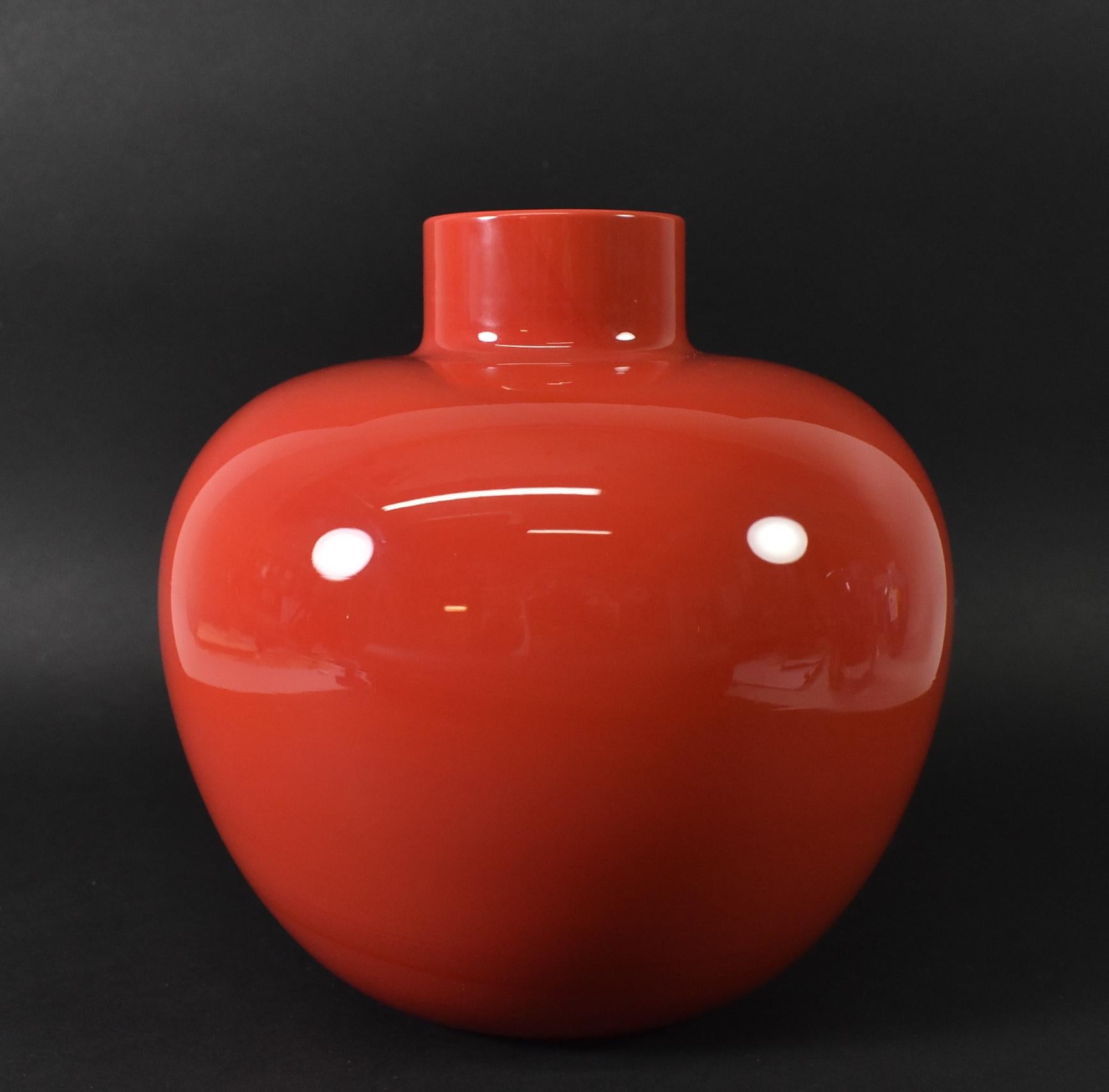 Vaso rosso in vetro artistico italiano di Venini firmato e datato 1981. Altezza 8,5