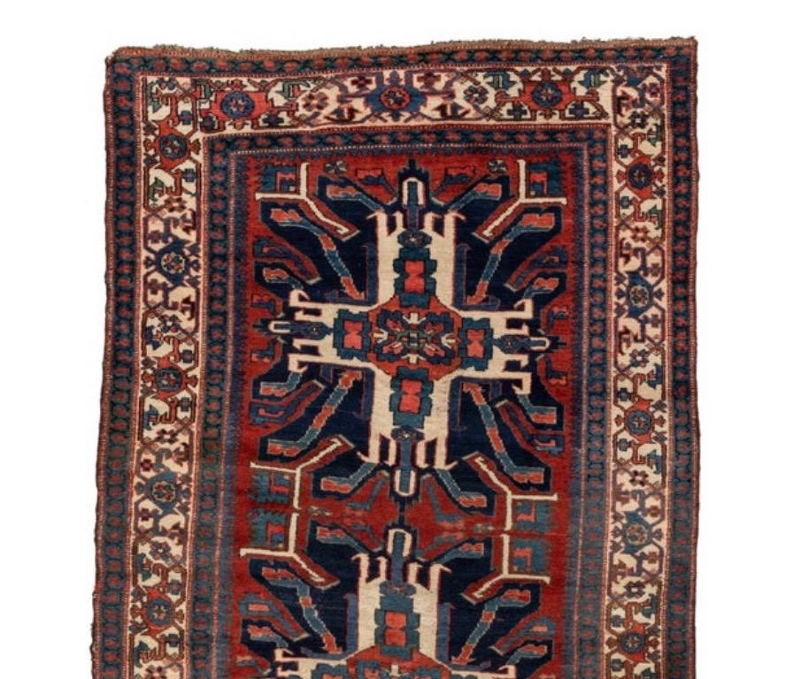 Dies ist eine Hand geknüpft antiken roten Elfenbein und marineblau Stammes-Kaukasus Kazak Teppich, c. 1940 Messung 4,6 x 6,10 ft.
 