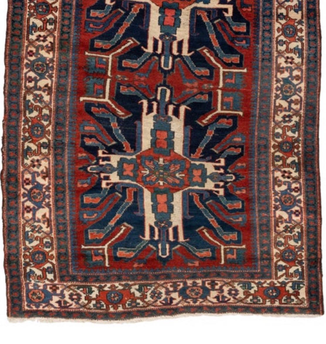 Roter, elfenbeinfarbener, marineblauer, geometrischer kaukasischer Stammes-Teppich, um 1940 (Kasachisch) im Angebot