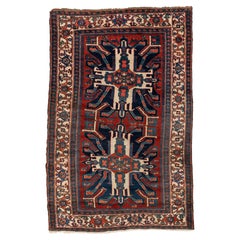 Tapis caucasien tribal géométrique rouge ivoire bleu marine de type Kazak, vers 1940