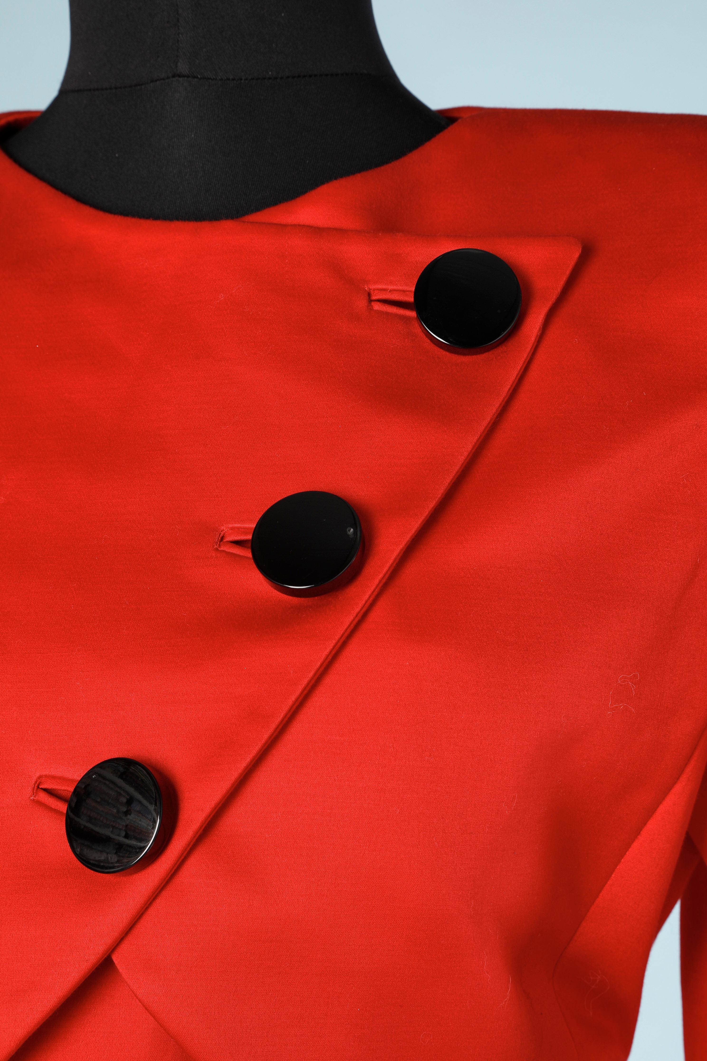 Rotes Ensemble aus Jacke und Wickel-Bustierkleid mit schwarzen Knöpfen Renata um 1980 im Zustand „Hervorragend“ im Angebot in Saint-Ouen-Sur-Seine, FR