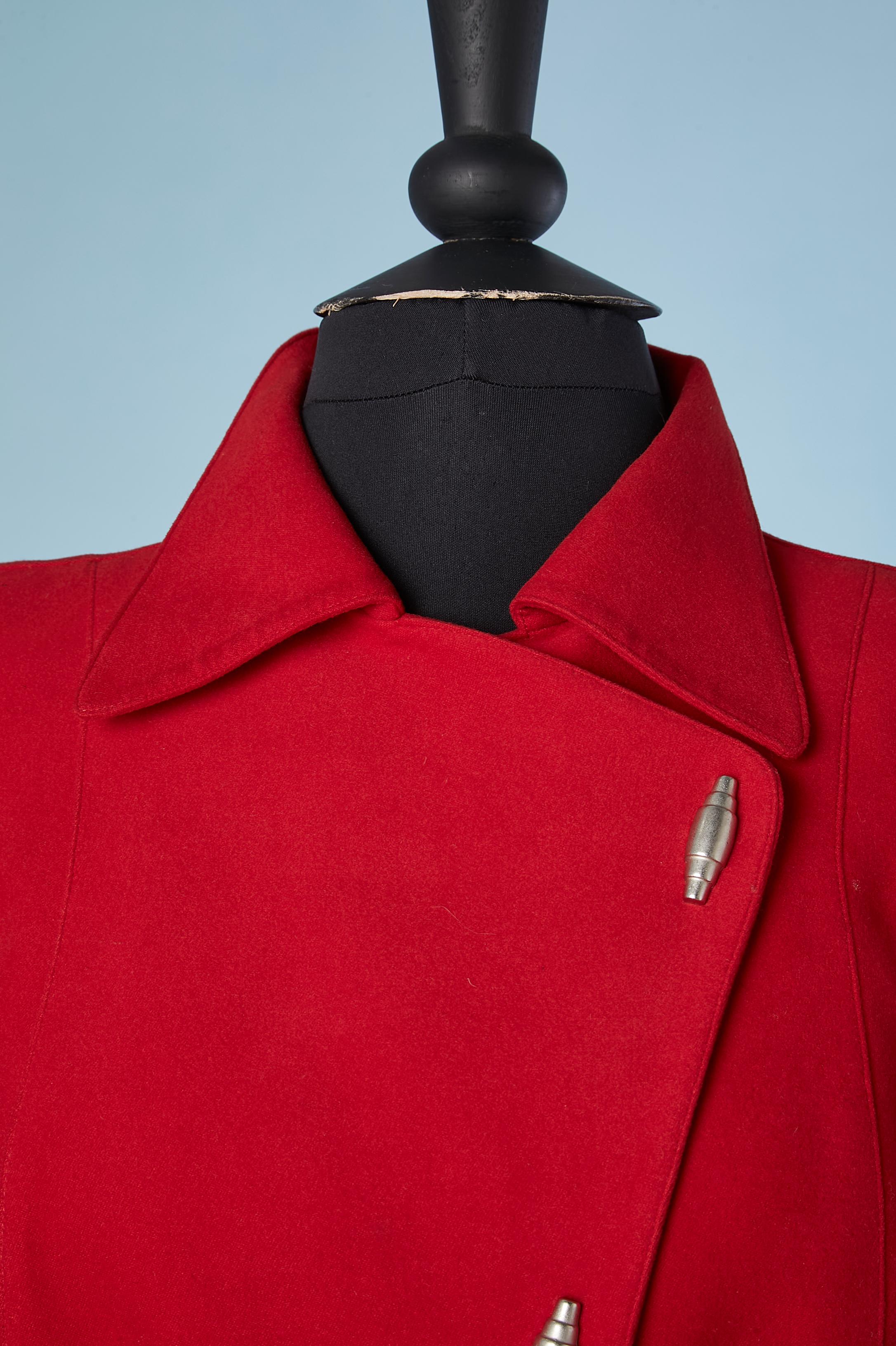 Red jacket with metallic snaps. Shoulder pads. Half-belt in the same fabric on both side of the waist.Fabric composition: 40% cotton, 40% rayon, 20% polyester. Lining: 100% acetate.
SIZE 40 (It) 36 (Fr) 6 (Us) 