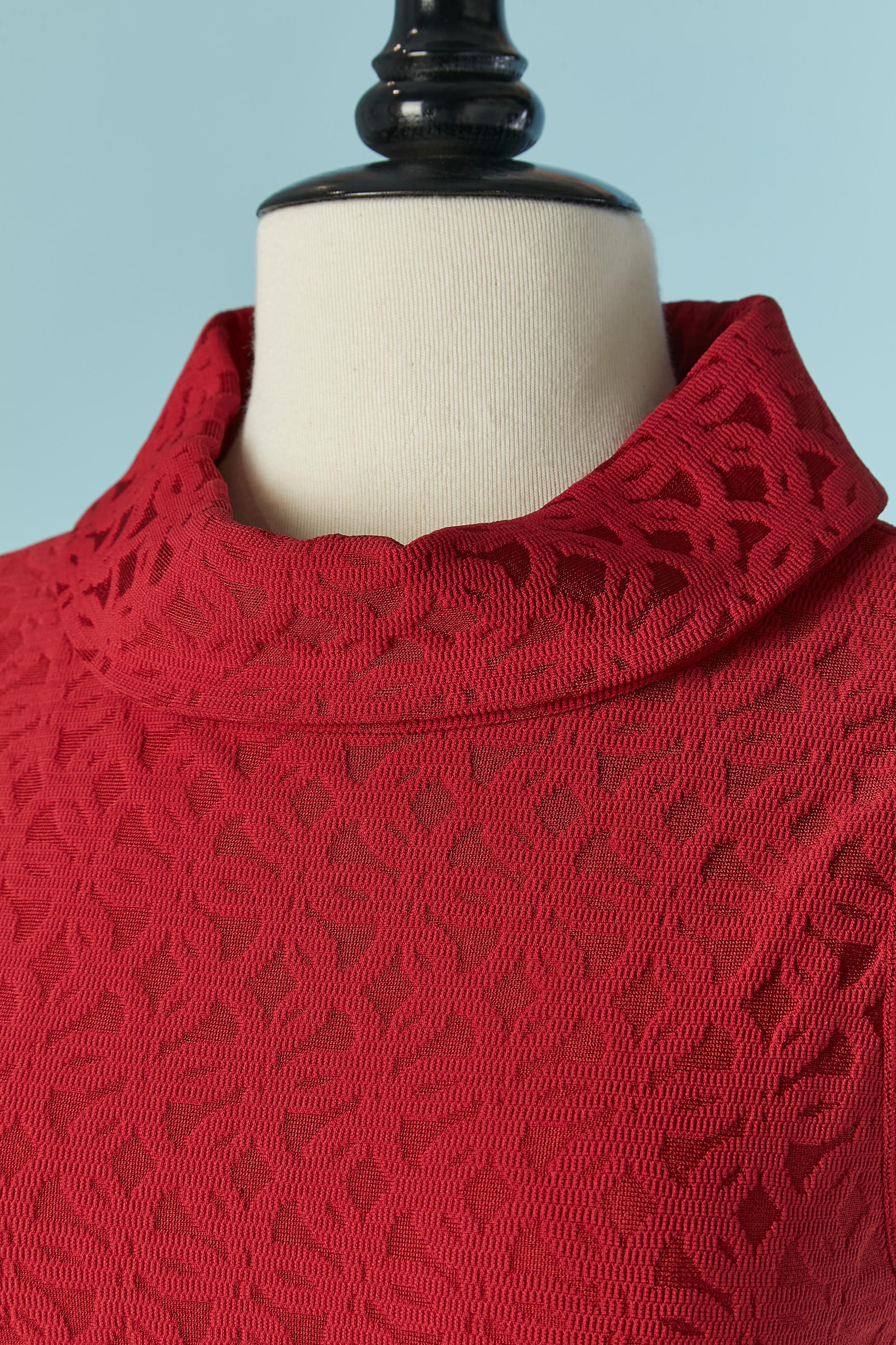 Vestido jacquard rojo sin mangas. Composición del tejido: 80% rayón, 12% poliéster, 6% nailon, 2% elastán.
Cremallera invisible en el centro de la espalda.
TALLA 38 (Fr) M 